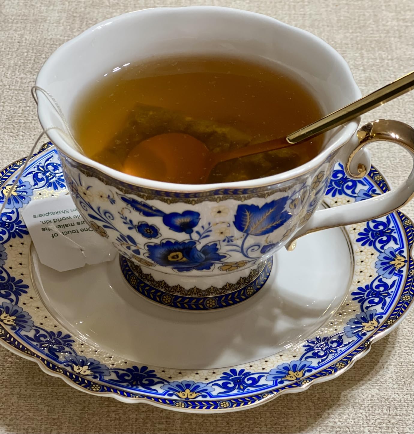 ACMLIFE Bone China Tea Cups and Saucers Set of 4, 6.8 oz Blue and White Tea Cups Set of 4, with Gold Trim and Gift Box (Blue-4) Customer Review ACMLIFE Bone China Tea Cups and Saucers Set of 4, 6.8 oz Blue and White Tea Cups Set of 4, with Gold Trim and Gift Box (Blue-4) - Customer Photo 1