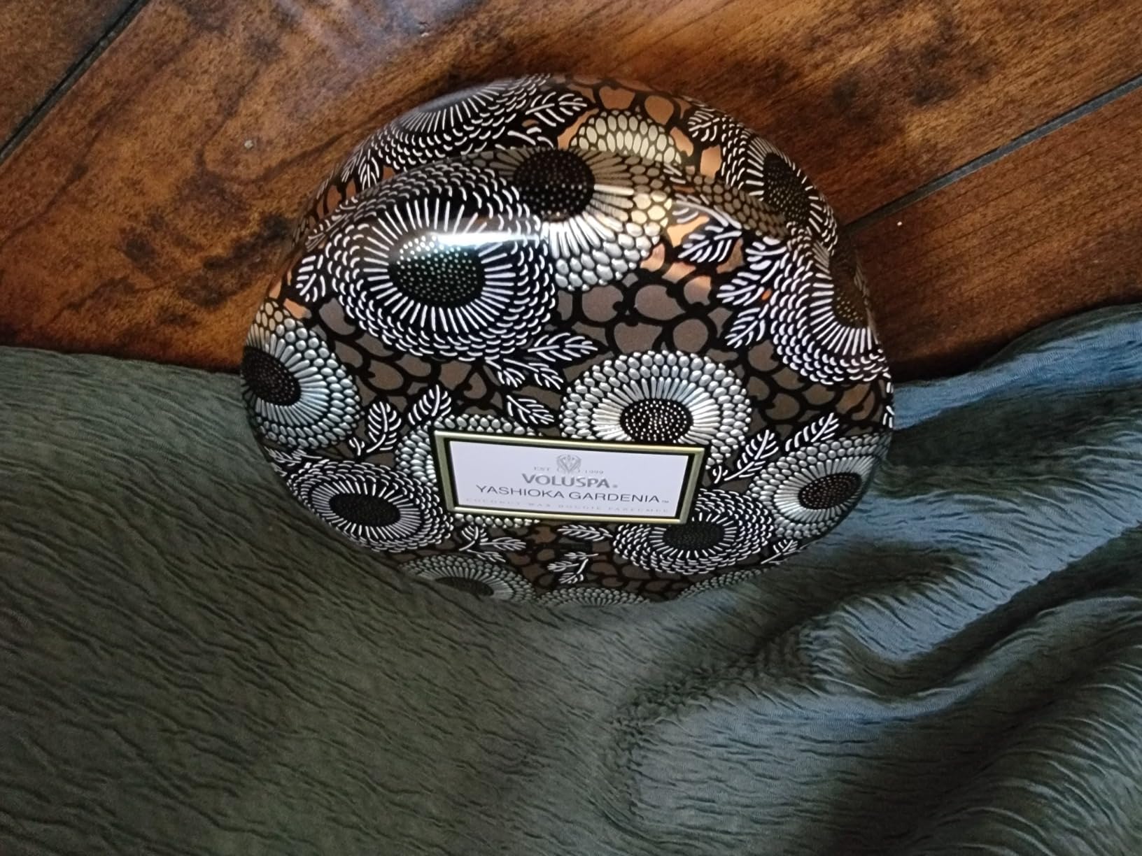 Voluspa Noble Fir Garland, 3 Wick Tin Candle, 12oz, 40 Hour Burn Time, Coconut Wax Candle for The Home, Poured in The USA - Customer Photo 2
