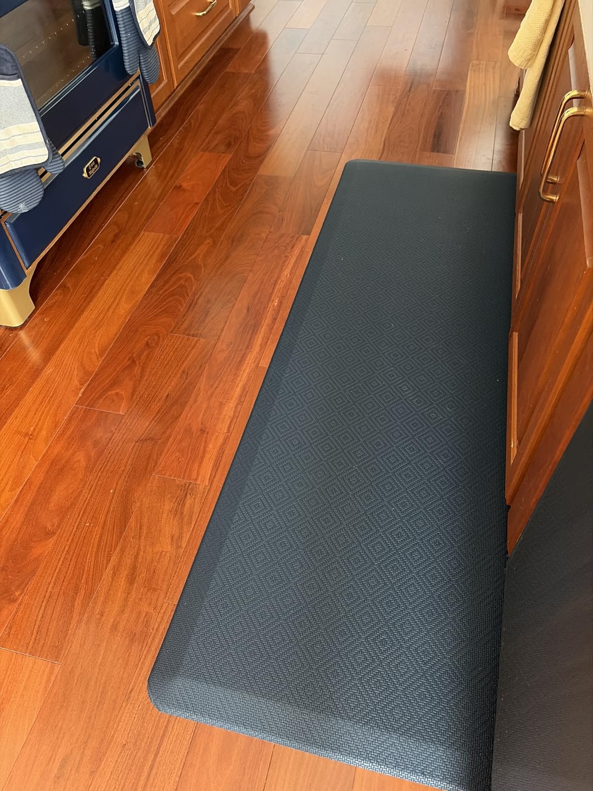 Ophanie Kitchen Mats for Floor, 3/4 inch Thick, 20x32 Anti Fatigue Cushioned Mat, Kitchen Rugs, Waterproof, Comfort Ergonomic Standing Mat for Office, Home, Sink, Black Non-Slip Ridged Bottom - Customer Photo 1