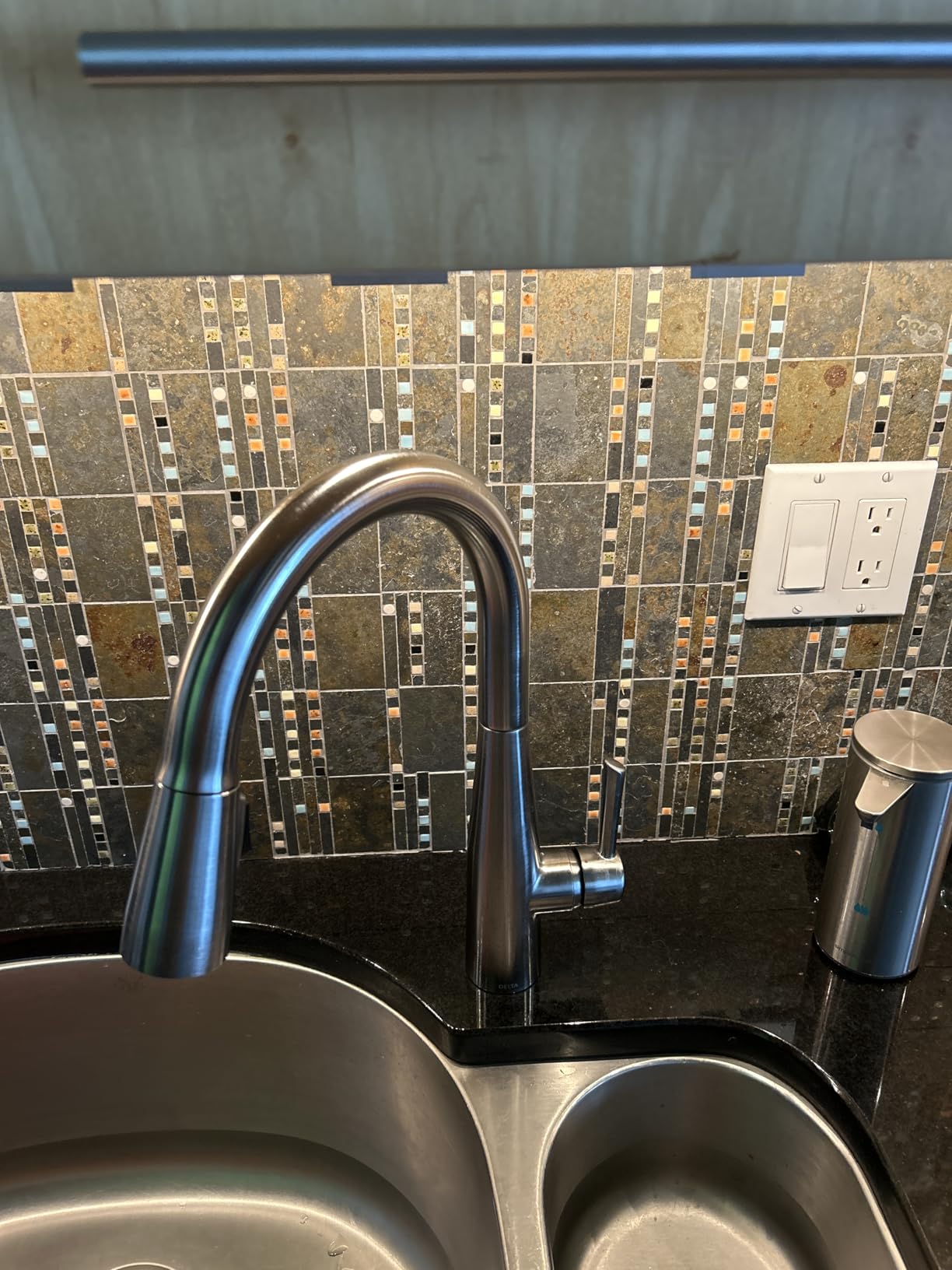 Delta Essa Brushed Gold Kitchen Faucet with Pull Down Sprayer, Modern Single Hole Kitchen Sink Faucet, Single Handle, Champagne Bronze 9113-CZ-DST - Customer Photo 2