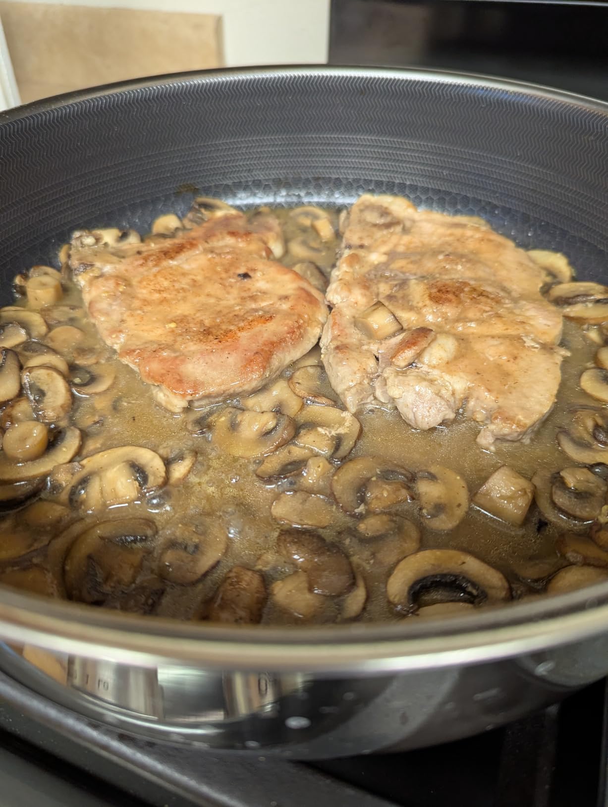 HexClad Hybrid Nonstick 3.3-Quart Deep Sauté Pan with Tempered Glass Lid, Stay-Cool Handle, Dishwasher-Friendly, Oven-Safe Up to 900°F, Induction Ready, Compatible with All Cooktops - Customer Photo 1