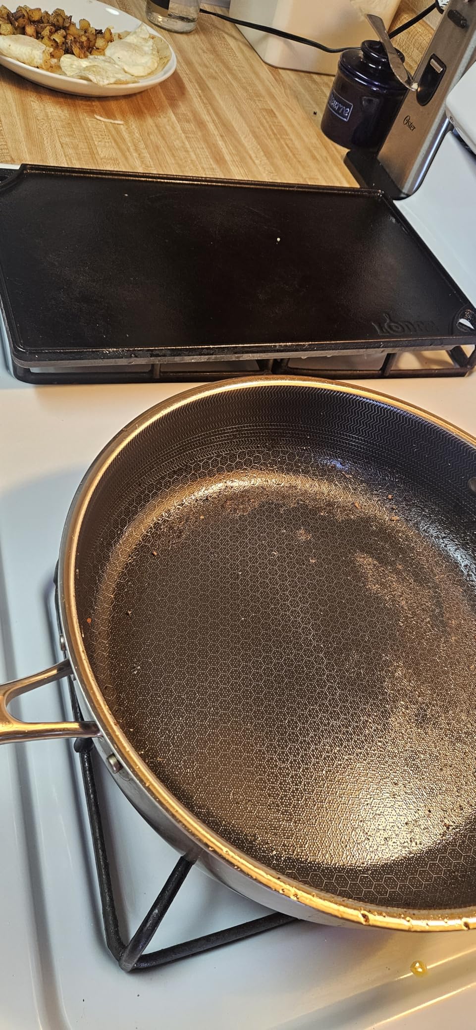HexClad Hybrid Nonstick 3.3-Quart Deep Sauté Pan with Tempered Glass Lid, Stay-Cool Handle, Dishwasher-Friendly, Oven-Safe Up to 900°F, Induction Ready, Compatible with All Cooktops - Customer Photo 2