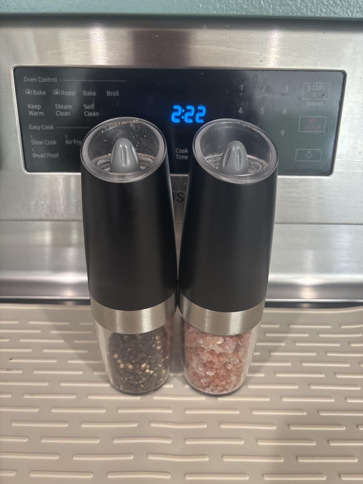 CIRCLE JOY Gravity Electric Salt and Pepper Grinder Set Automatic Salt and Pepper Grinder Set with LED Light, Battery Operated, Adjustable Coarseness, Large Capacity, for Home Kitchen BBQ - Customer Photo 5