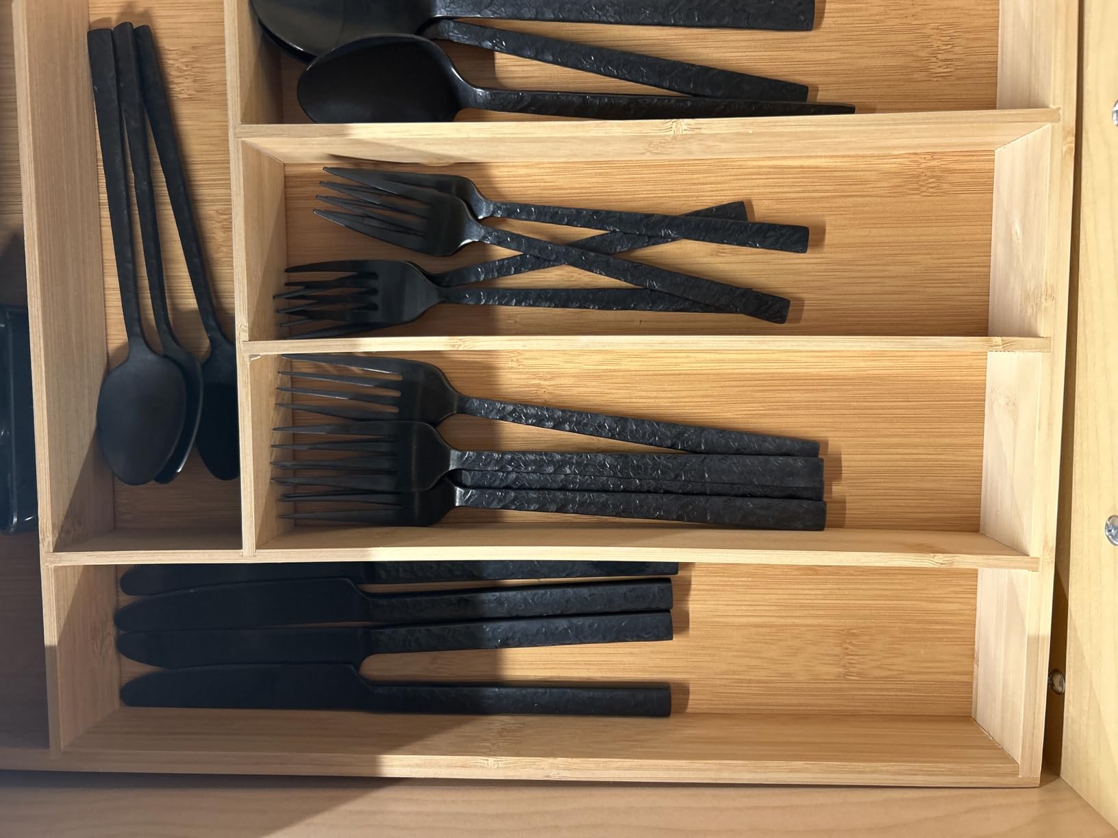 KINGSTONE 40 Pcs Black Hammered Silverware Set for 8, 18/10 Stainless Steel Heavy Duty Flatware Set, Tableware Cutlery Utensil Sets for Home Restaurant Dishwasher Safe Customer Review KINGSTONE 40 Pcs Black Hammered Silverware Set for 8, 18/10 Stainless Steel Heavy Duty Flatware Set, Tableware Cutlery Utensil Sets for Home Restaurant Dishwasher Safe - Customer Photo 1