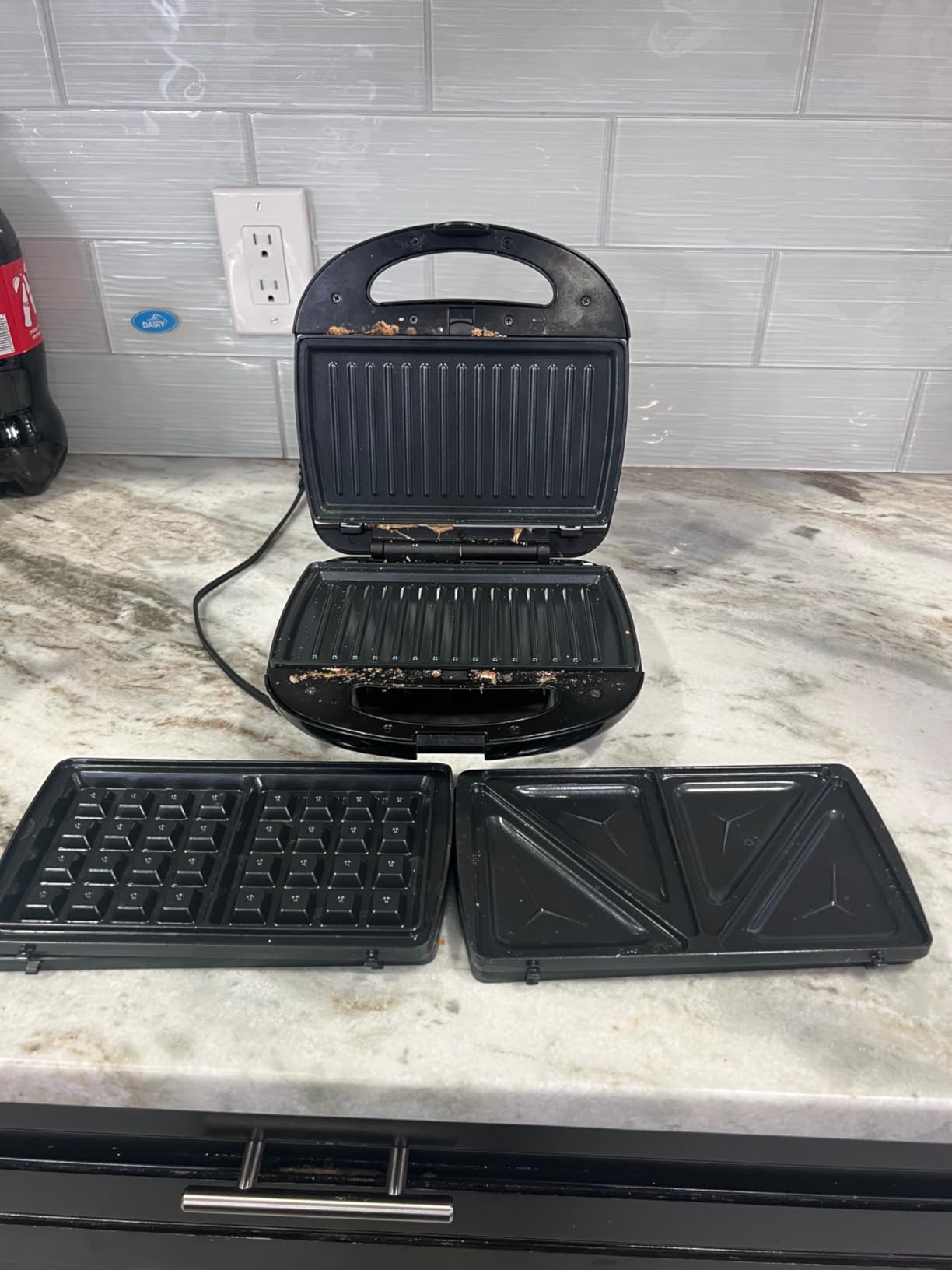 Amazon Basics Belgian Waffle Maker with Round 8-inch Ceramic Non-Stick Plate, Browning Control, Black - Customer Photo 1