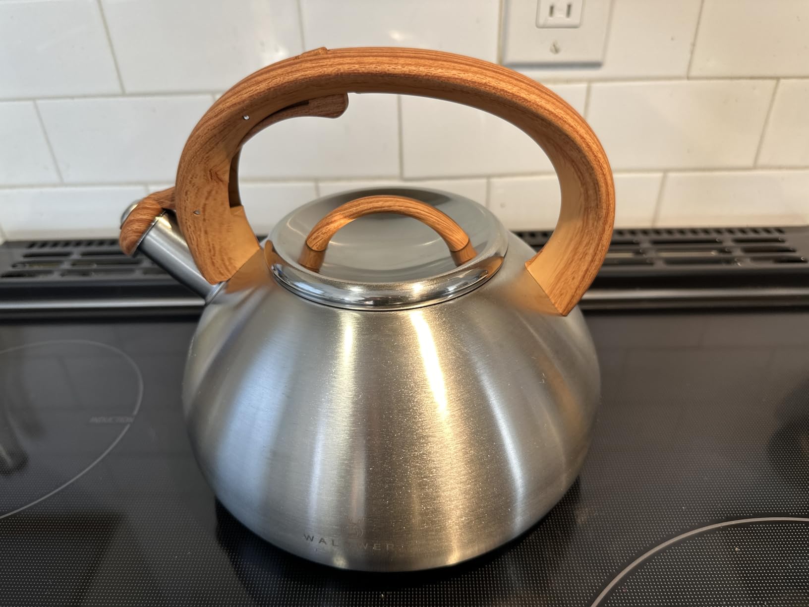 WALDWERK Tea Kettle Stovetop (2.4 Quart) - Teapot for Stovetop - also for Induction and Gas Stoves - Stainless Steel Tea Kettle - Whistling Tea Kettle for Stove Top Customer Review WALDWERK Tea Kettle Stovetop (2.4 Quart) - Teapot for Stovetop - also for Induction and Gas Stoves - Stainless Steel Tea Kettle - Whistling Tea Kettle for Stove Top - Customer Photo 1
