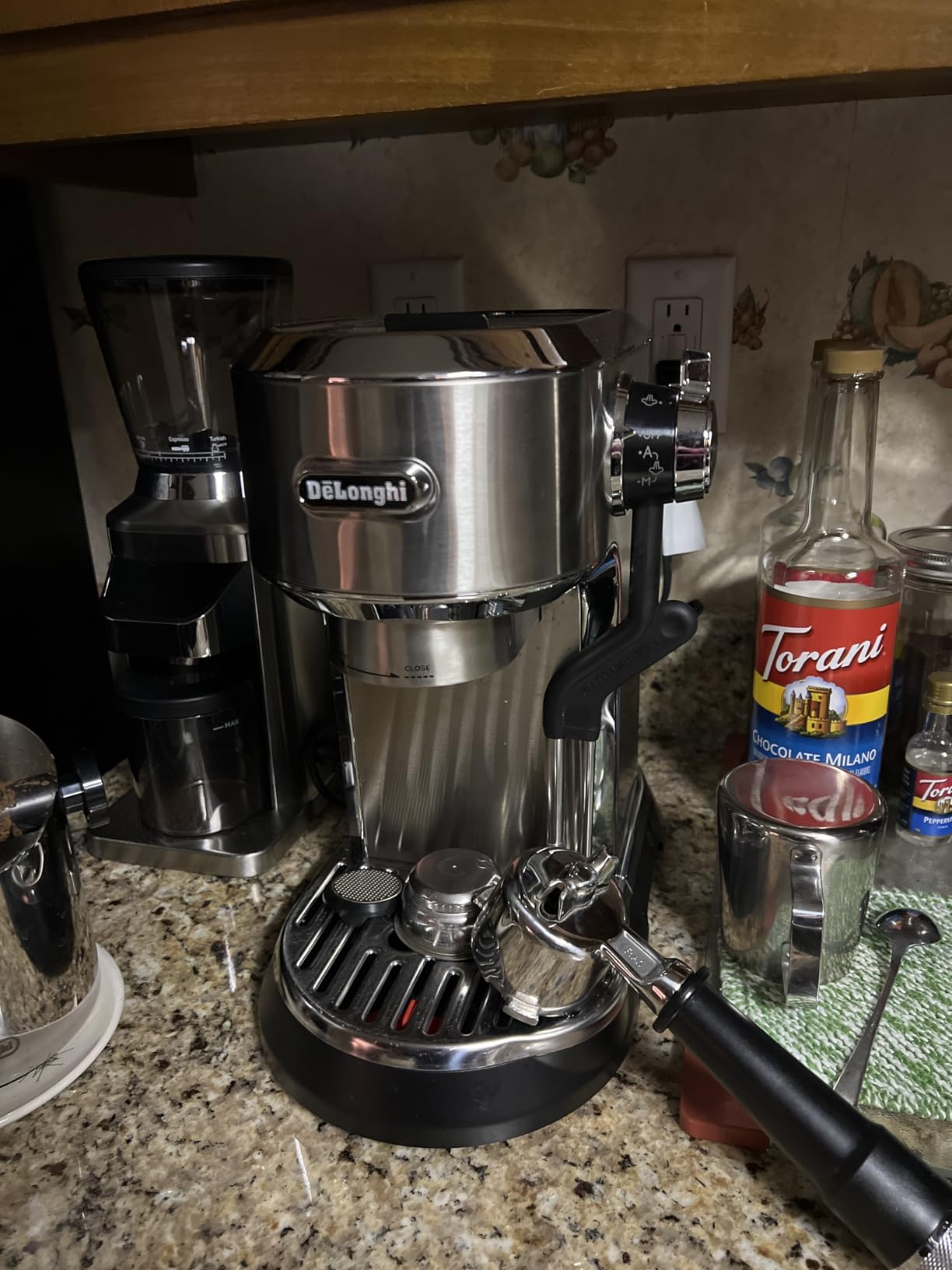 De'Longhi Classic Espresso Machine with Milk Frother, 15-Bar Pump & Temperature Control - Barista Coffee Maker Kit for Espresso, Latte, Cappuccino & Iced - Customer Photo 3