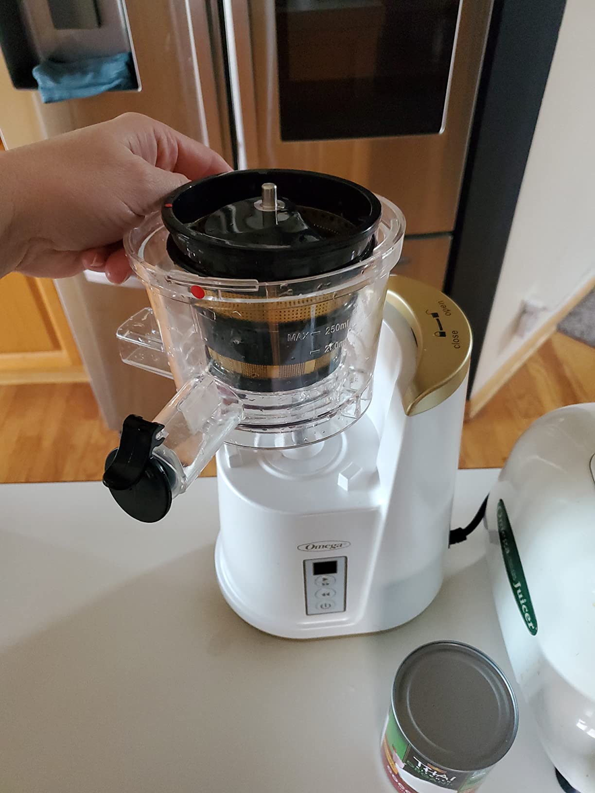 Omega Wide Mouth Juicer Compact Vertical Cold Press Vegetable and Fruit Juice Extractor with 3-Inch Hopper 2-Speed Slow Juicing with Space Saving Design, 120-Watts, Black Customer Review Omega Wide Mouth Juicer Compact Vertical Cold Press Vegetable and Fruit Juice Extractor with 3-Inch Hopper 2-Speed Slow Juicing with Space Saving Design, 120-Watts, Black - Customer Photo 1