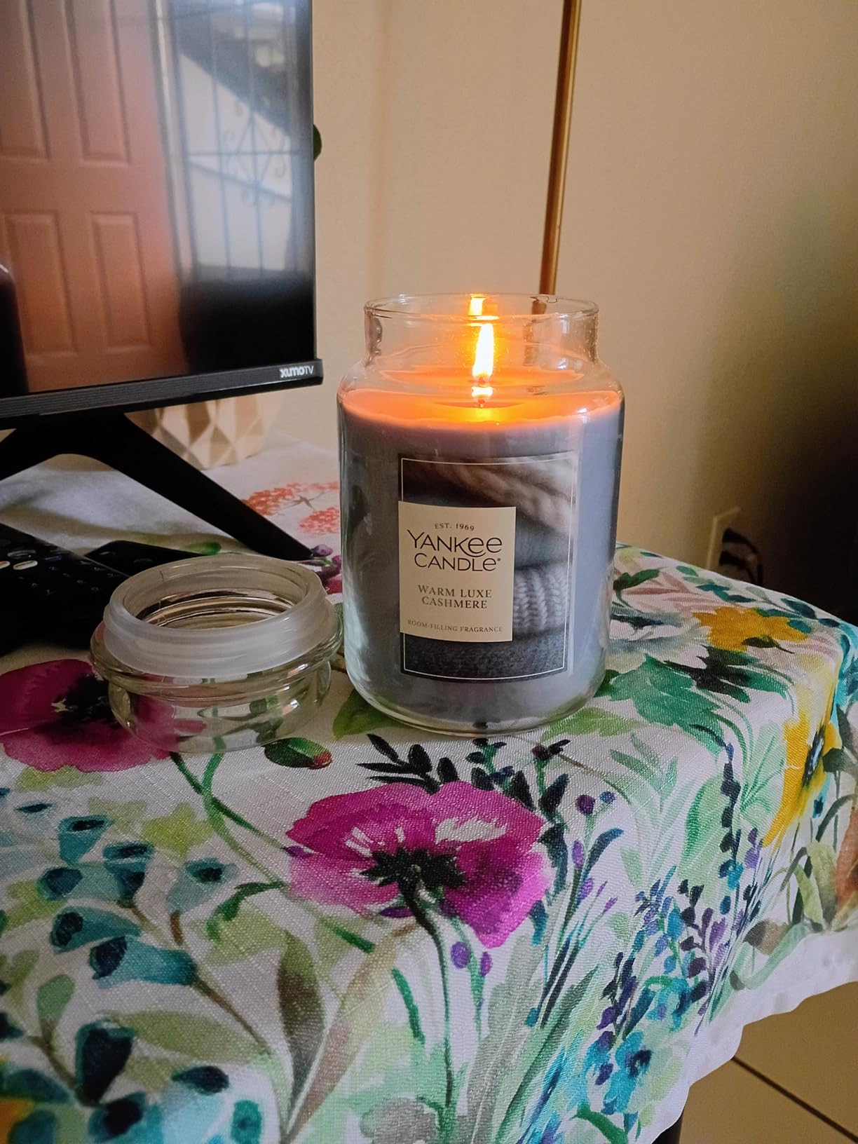 Yankee Candle Warm Luxe Cashmere, Holiday Scented Candle, 22oz Large Jar with up to 150 Hour Burn Time, Giftable Customer Review Yankee Candle Warm Luxe Cashmere, Holiday Scented Candle, 22oz Large Jar with up to 150 Hour Burn Time, Giftable - Customer Photo 1