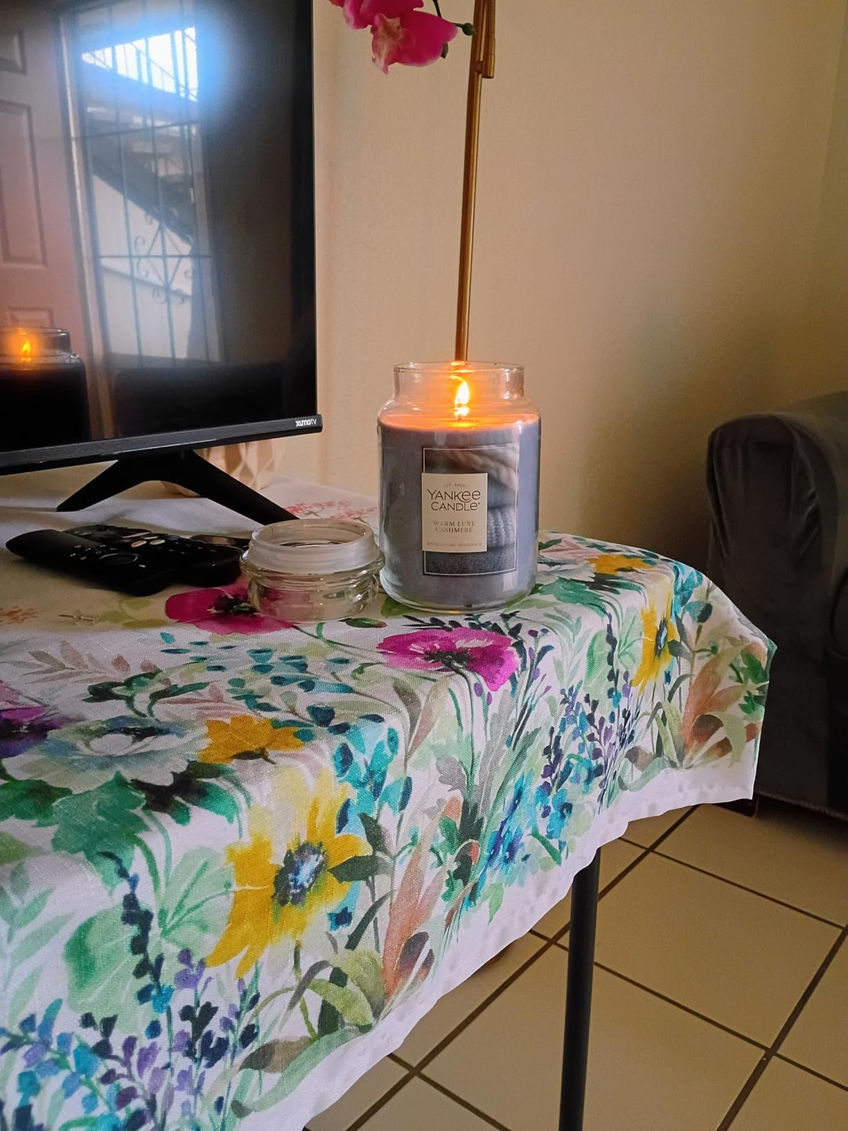Yankee Candle Warm Luxe Cashmere, Holiday Scented Candle, 22oz Large Jar with up to 150 Hour Burn Time, Giftable Customer Review Yankee Candle Warm Luxe Cashmere, Holiday Scented Candle, 22oz Large Jar with up to 150 Hour Burn Time, Giftable - Customer Photo 2