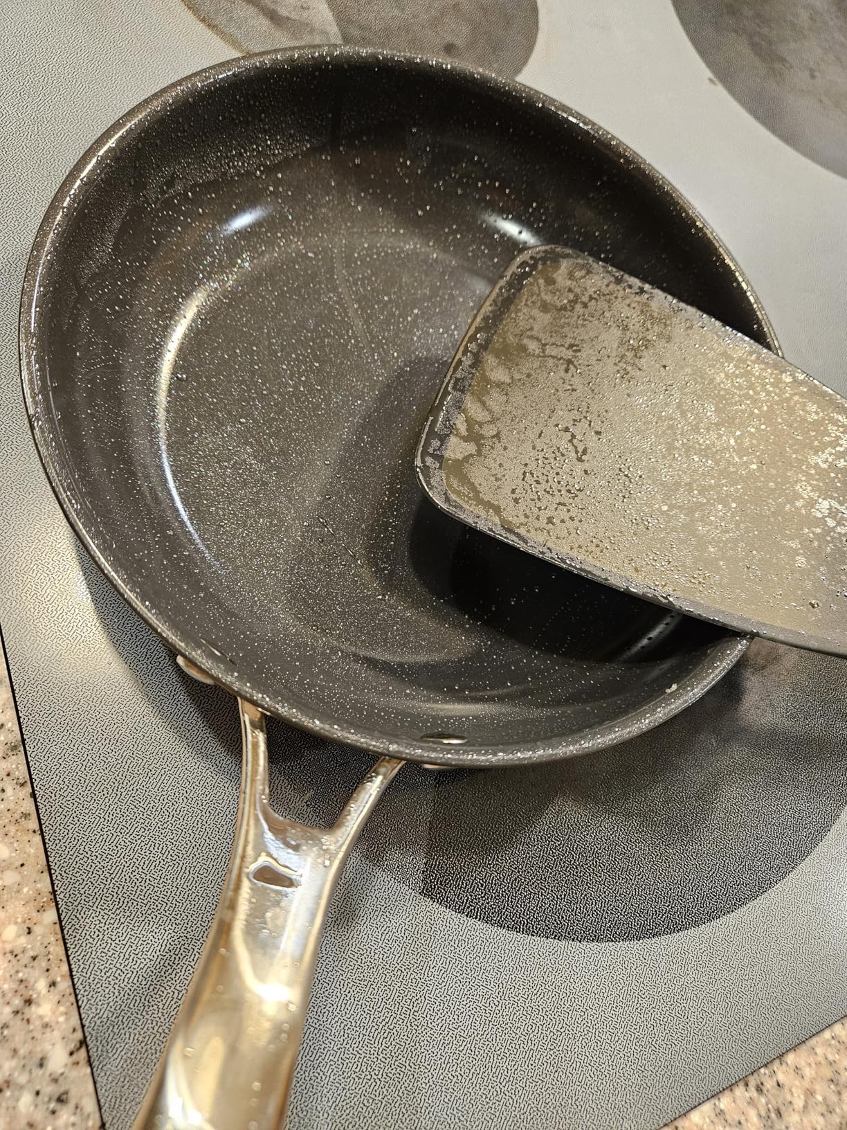 Amazon Basics 2-Piece Ceramic Non-Stick Stainless Steel Fry Pan Set, 10-Inch and 8-Inch - Customer Photo 2