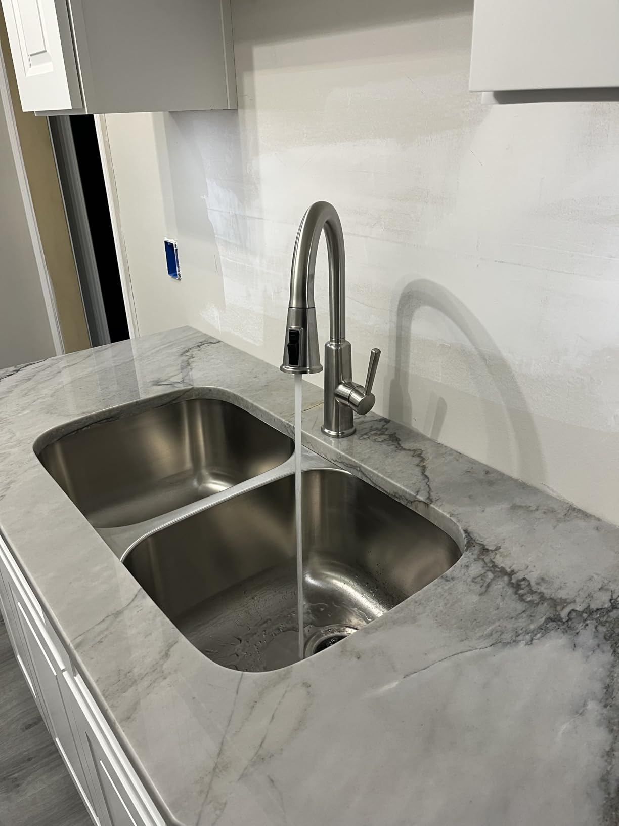 Delta Finnridge Brushed Nickel Kitchen Faucet with Pull Down Sprayer, Stainless 19730LF-SS - Customer Photo 2