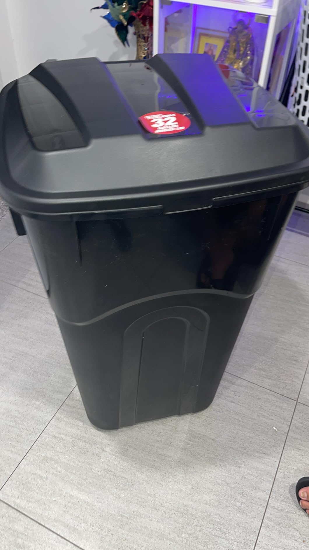 32 Gallon Trash Can, Black Large Capacity Garbage Bin with Lid and Wheels, Outdoor Trash Can for Kitchen, Garden, Garage, Patio, Office Customer Review 32 Gallon Trash Can, Black Large Capacity Garbage Bin with Lid and Wheels, Outdoor Trash Can for Kitchen, Garden, Garage, Patio, Office - Customer Photo 1