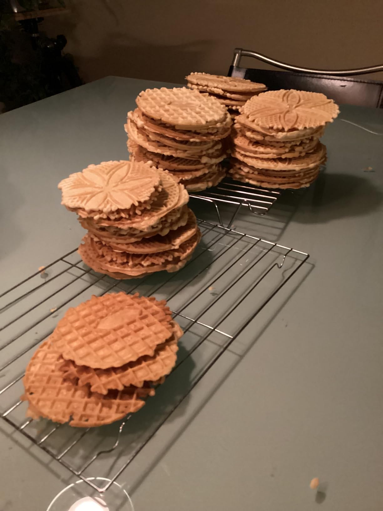 C. Palmer Pizzelle Iron Model 1000, 800 Watts Pizelle Maker Electric, American Made Pizelle Press, Makes Two 5-Inch Authentic Pizelles, Pizelle Cookie Press, Unique Housewarming Gifts for Her customer photo 2