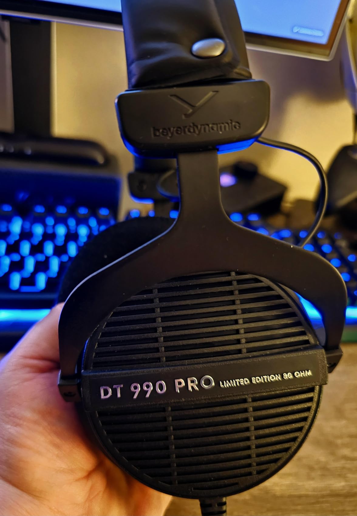 DT 990 Pro 250 ohm Over-Ear Studio Headphones for Mixing, Mastering, and Editing customer photo 2