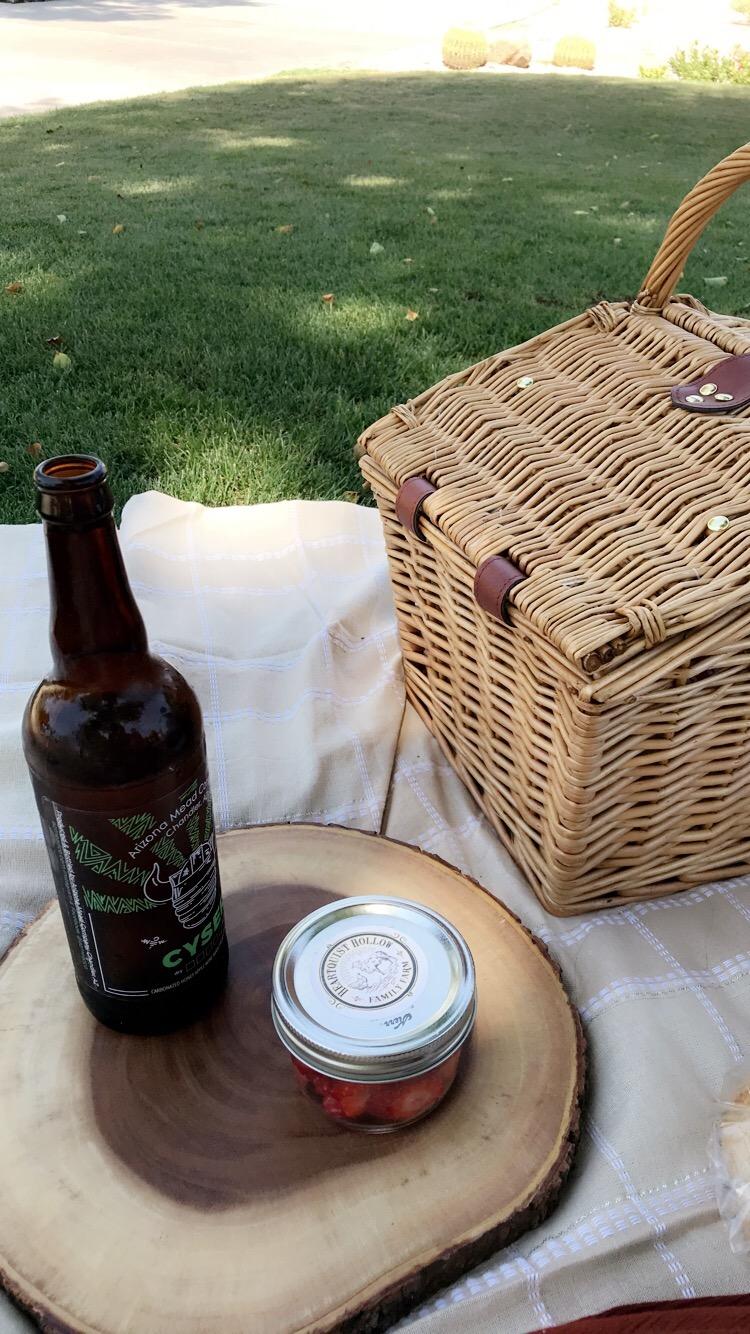 PICNIC TIME Piccadilly Picnic Basket for 2, Romantic Vintage English-Style Wooden Basket, Complete Deluxe Service for Two with Fully-lined Interior and Double-lid Design customer photo 1