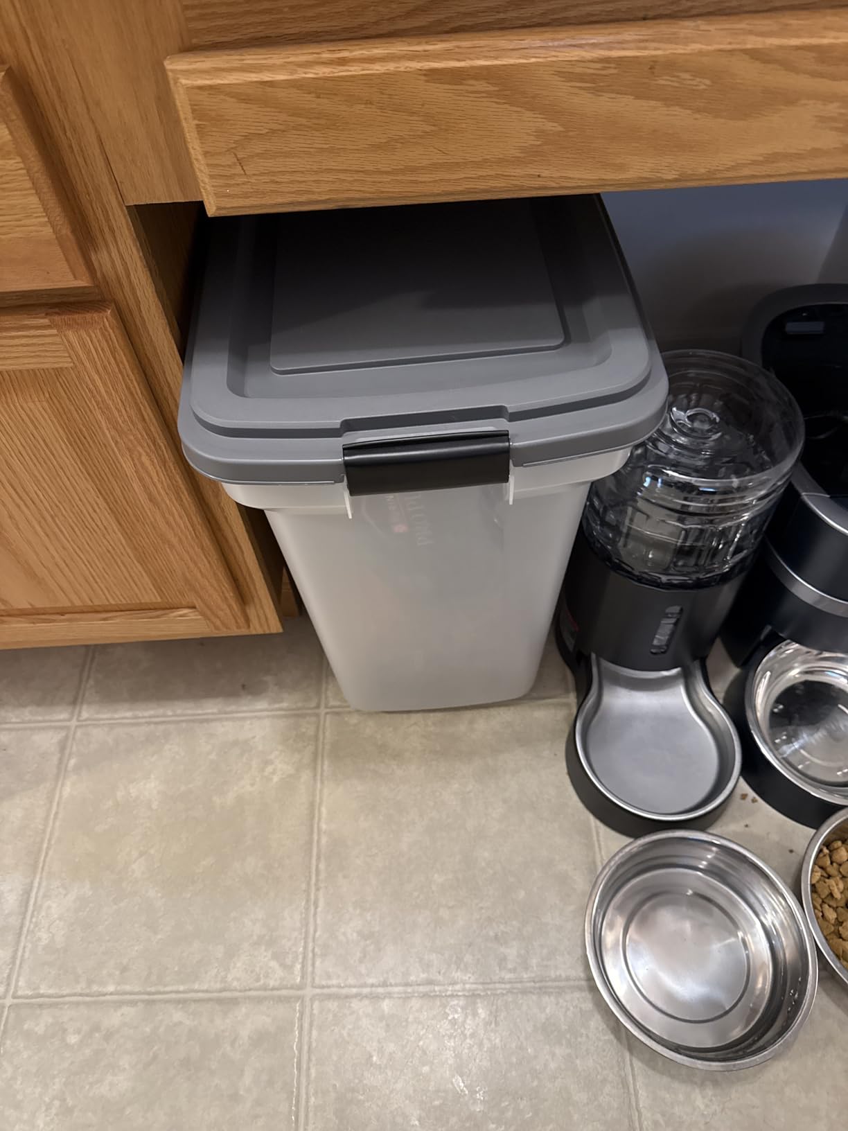 IRIS USA Dog Food Storage Container 58 lbs, Attachable Wheels, for Dog Cat Birds and other Pets, Food Storage Bin, Keep Fresh, Easy Mobility, BPA Free - Made in the USA, Black customer photo 1