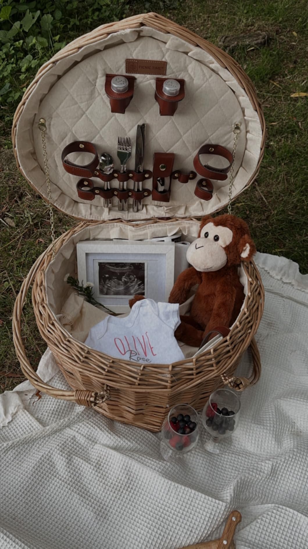 PICNIC TIME Heart Picnic Basket for 2, Wicker Basket with Handle, Complete Deluxe Service for Two, Handwoven and Sturdy Willow Constructed with Fully-lined interior and Accessories customer photo 1