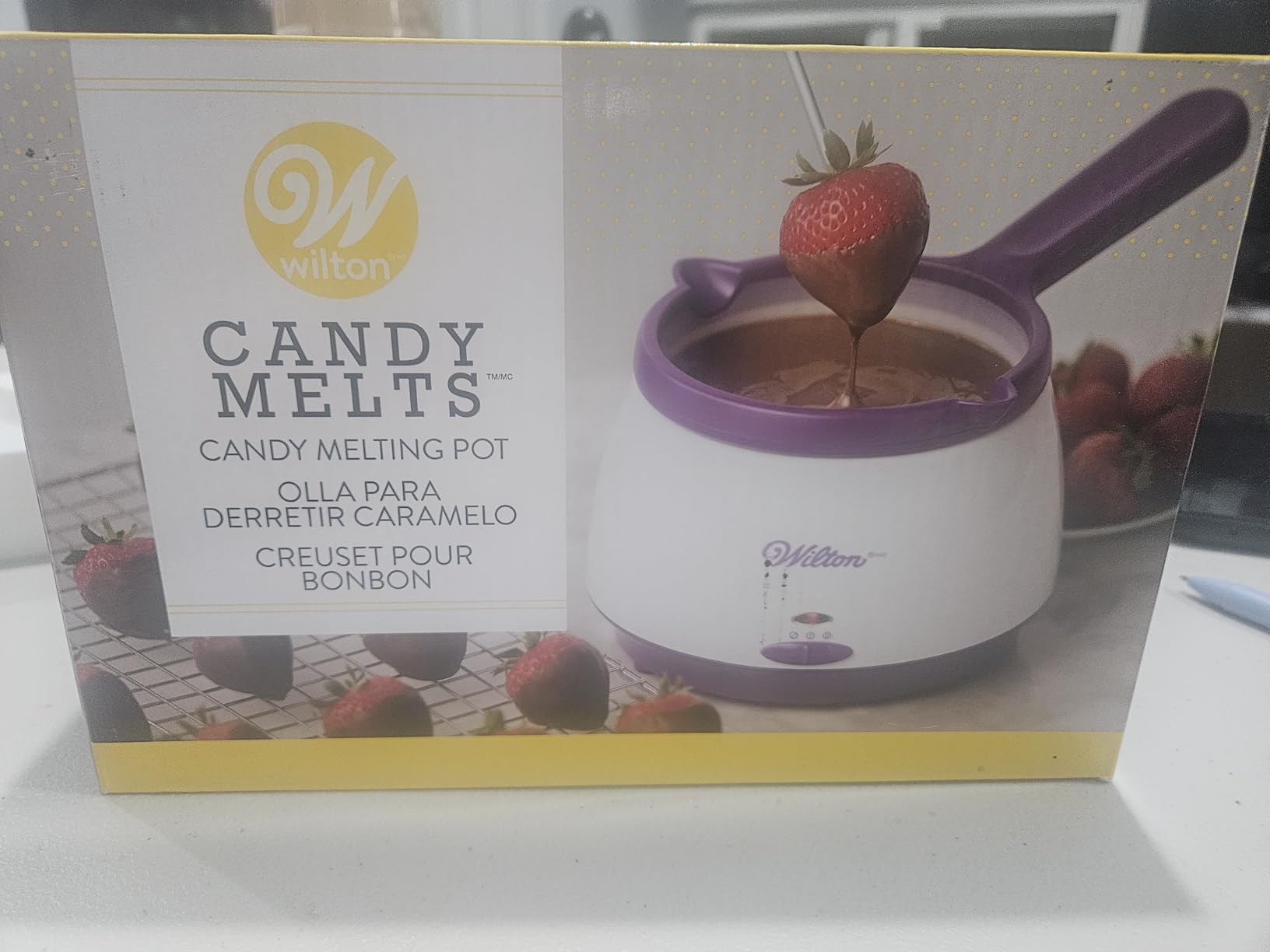 Wilton Candy Melts Melting Pot, Perfect for Strawberries and Cakepops, 2.5-cup Capacity, Packaging May Vary customer photo 1