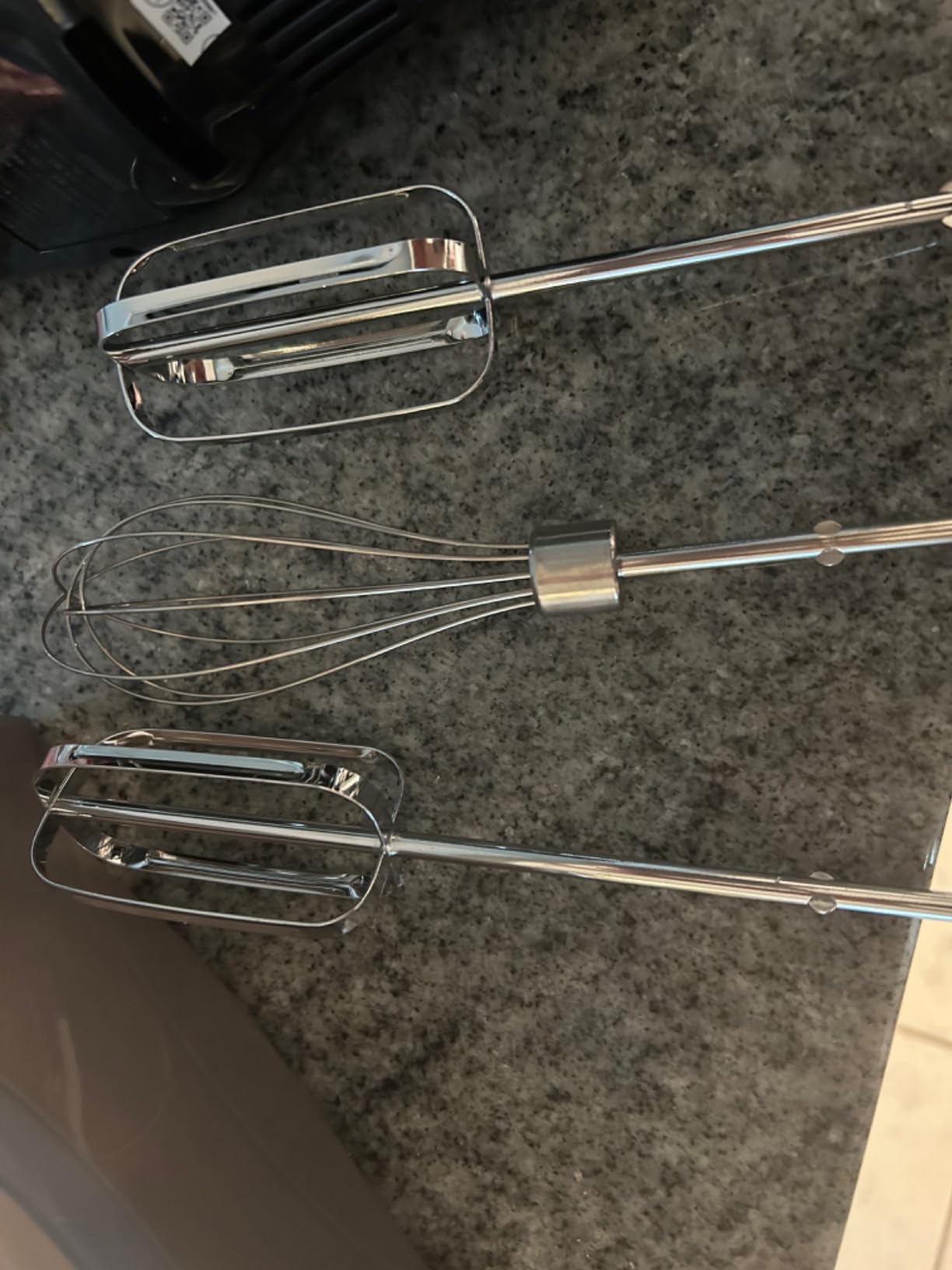 Hamilton Beach Power Deluxe 6-Speed Electric Hand Mixer with Snap-On Storage Case, QuickBurst, Beaters, Whisk, Powerful 250 Watt Motor, Bowl Rest, Black (62692) customer photo 2