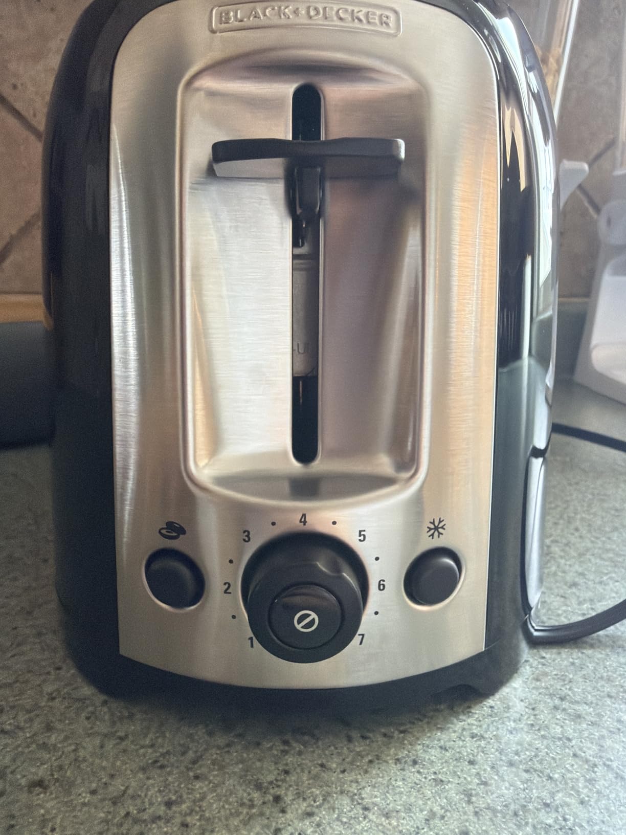BLACK+DECKER 4-Slice Toaster, Extra Wide Slots, 7 Shade Settings, 1400 Watts, Frozen and Bagel Buttons, Toast Shade Selector, Extra Lift customer photo 2