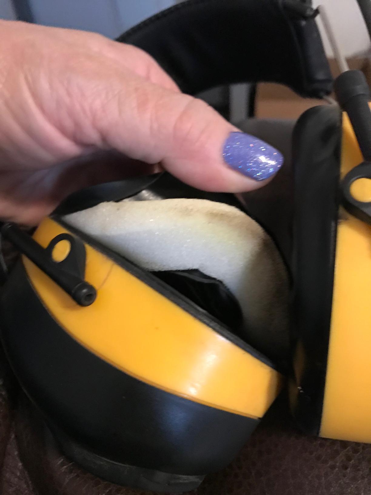 DEWALT DPG15 Hearing Protection Earmuffs with AM/FM Radio, LCD Display, NRR 25dB customer photo 1