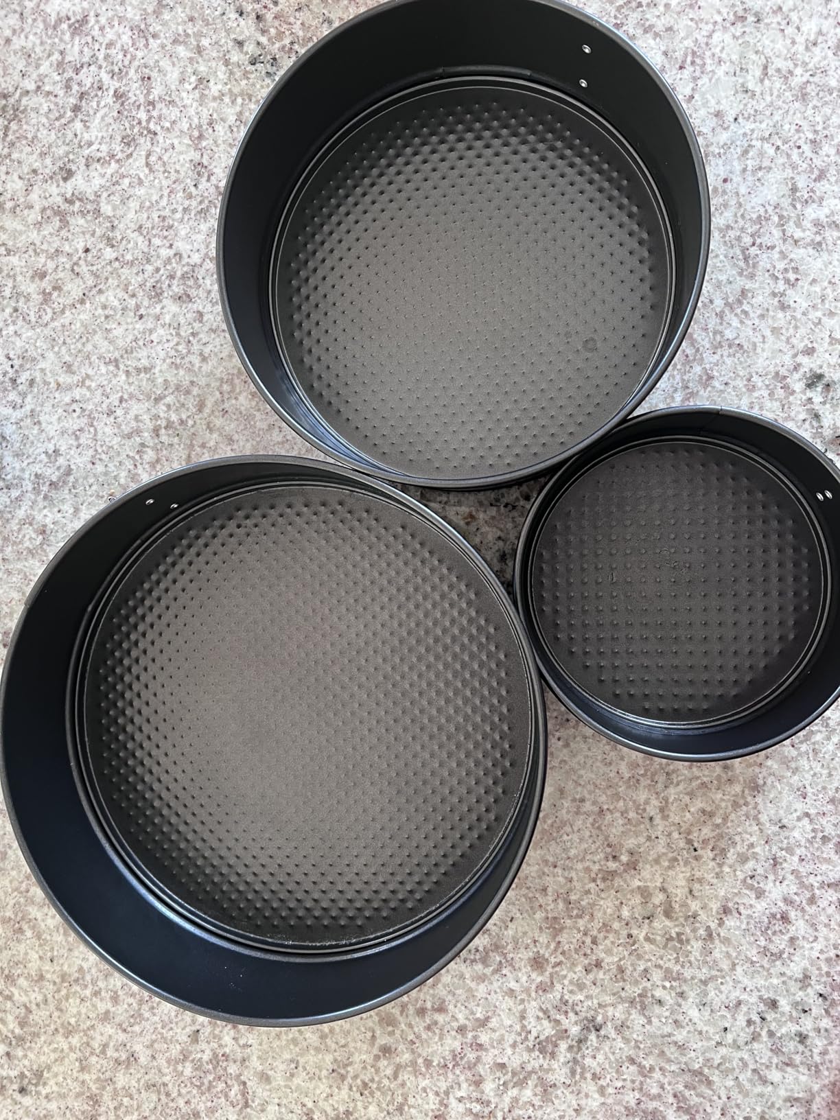 HIWARE 9 Inch Non-stick Cheesecake Pan Springform Pan with Removable Bottom/Leakproof - Black customer photo 1