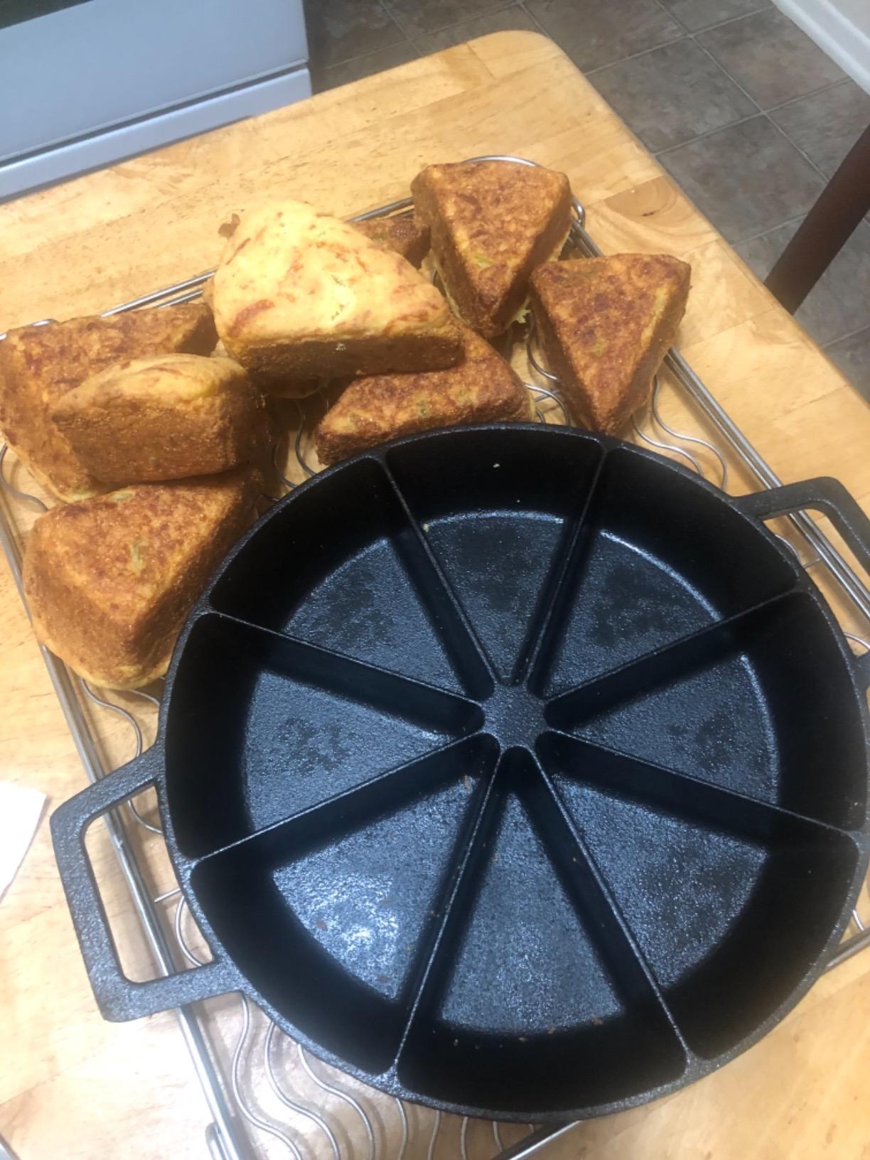 Bayou Classic 10-in Cast Iron Wedge Cornbread Skillet customer photo 2