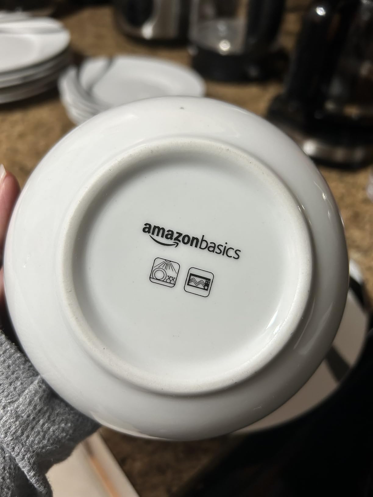 Amazon Basics 18-Piece Complete Kitchen Dinnerware Set, Microwave and Dishwasher Safe, Plates, Dishes, Bowls for Everyday Use, Service for 6, White Porcelain Coupe customer photo 1