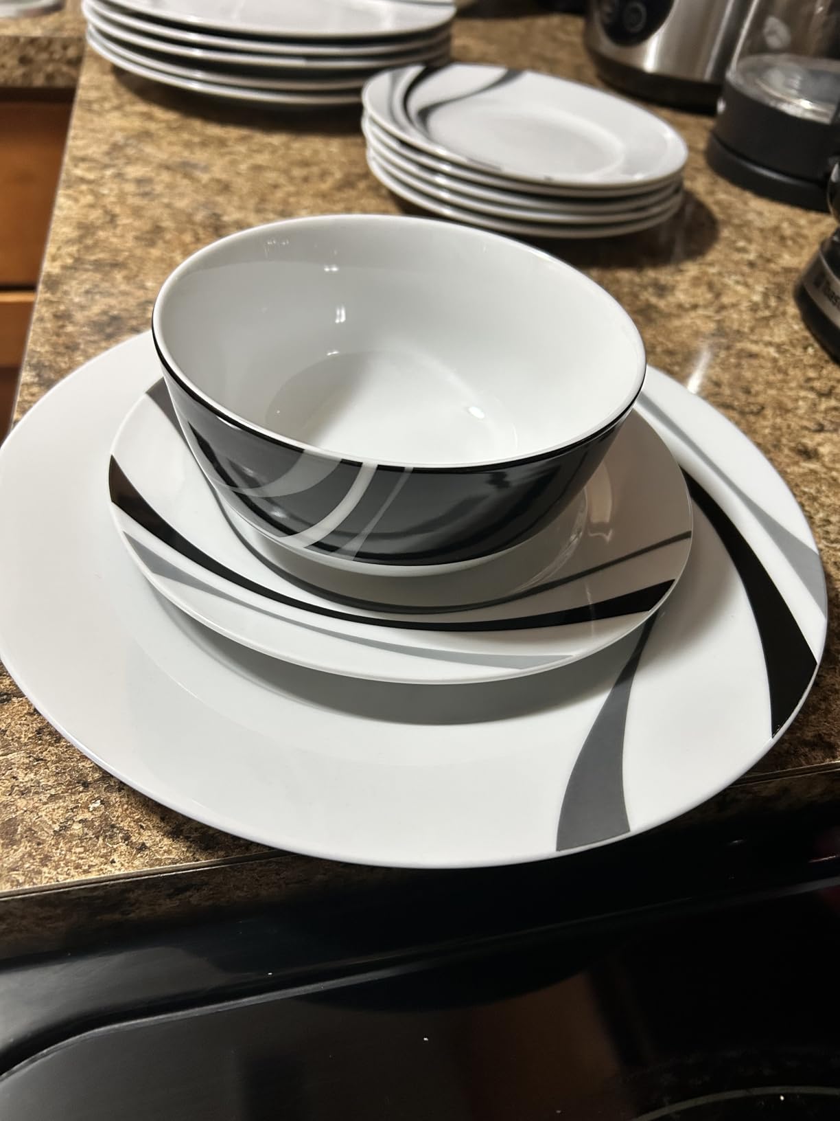 Amazon Basics 18-Piece Complete Kitchen Dinnerware Set, Microwave and Dishwasher Safe, Plates, Dishes, Bowls for Everyday Use, Service for 6, White Porcelain Coupe customer photo 2