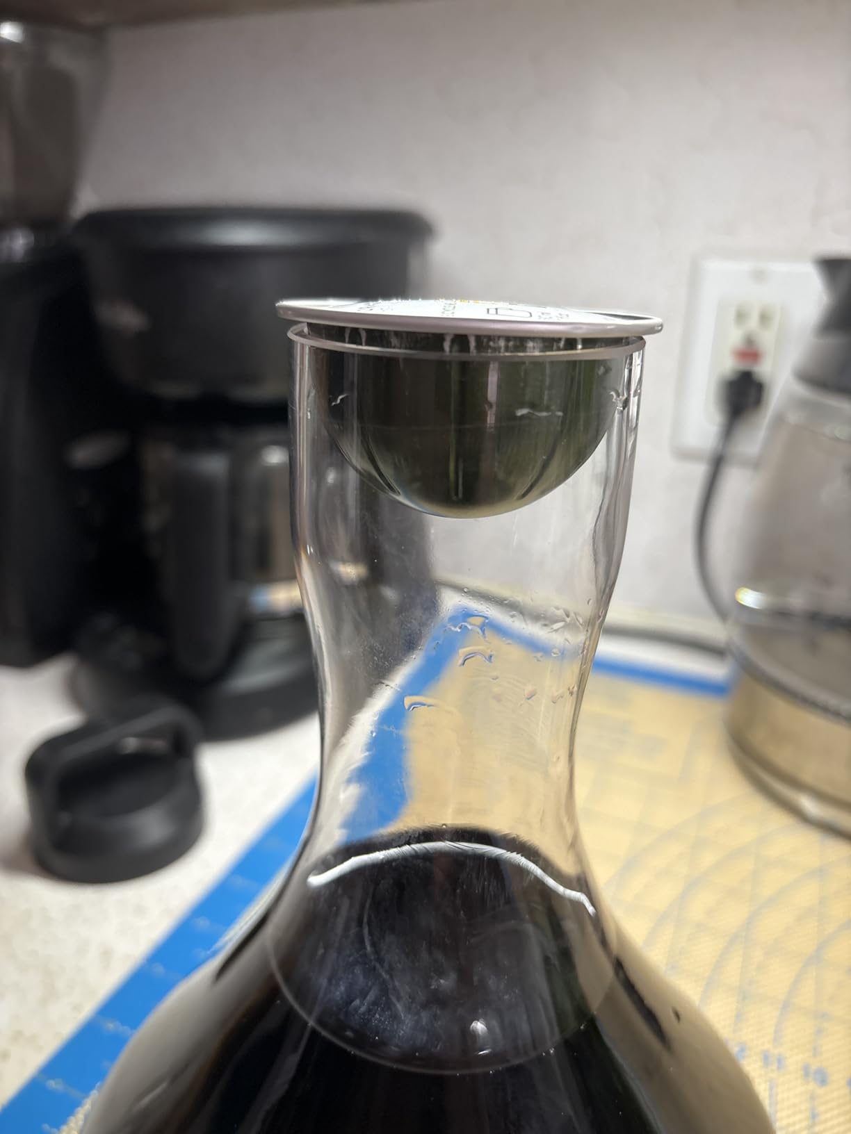 YouYah Wine Decanter Set,Red Wine Carafe with Built-in-Aerator,Wine Aerator,Wine Gifts for Christmas,Stainless Steel Pourer Lid,Filter,100% Hand Blown Lead-free Crystal Glass customer photo 1