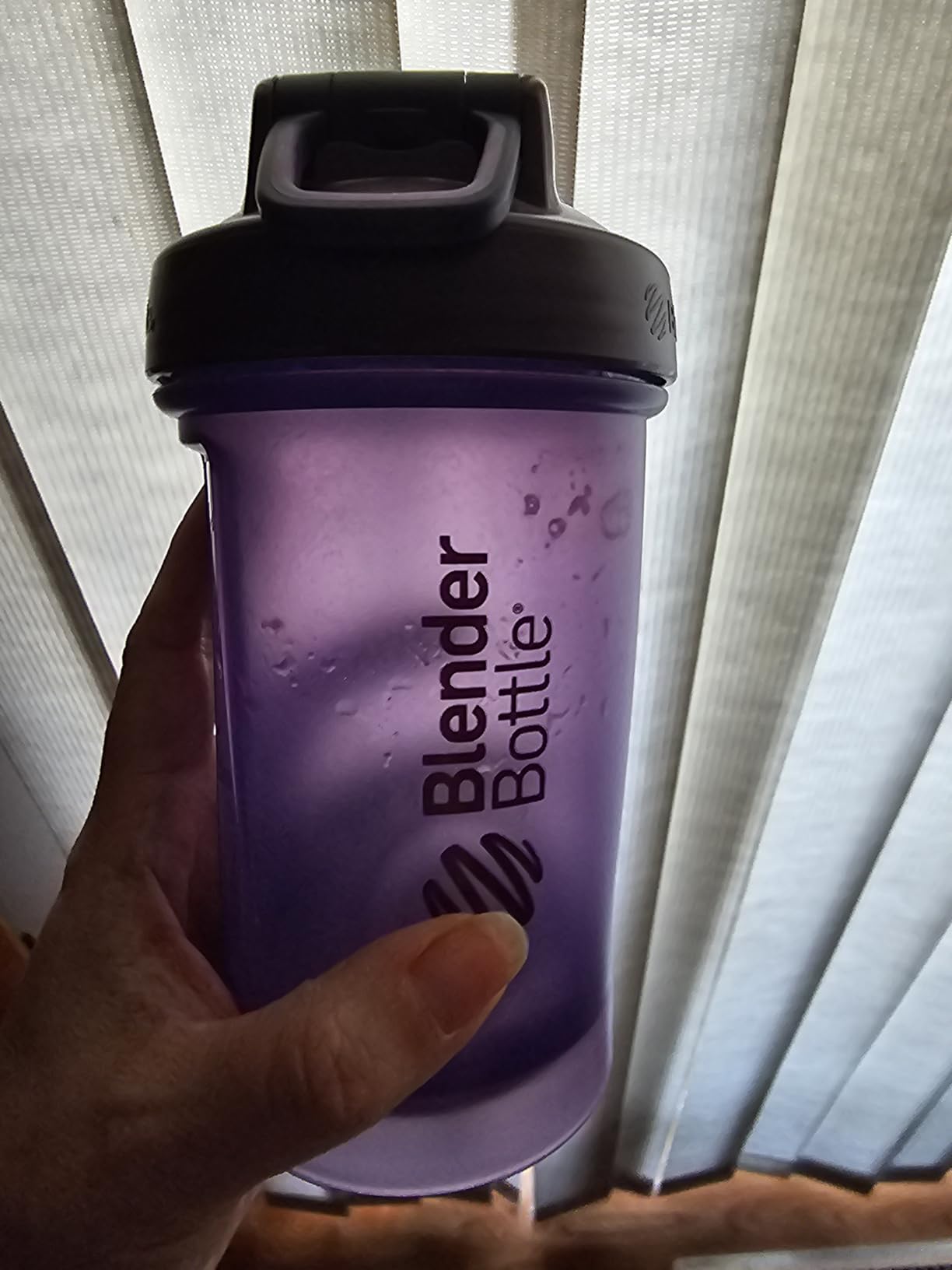 BlenderBottle Classic V2 Shaker Bottle Perfect for Protein Shakes and Pre Workout, 28-Ounce, Clear/Black customer photo 2