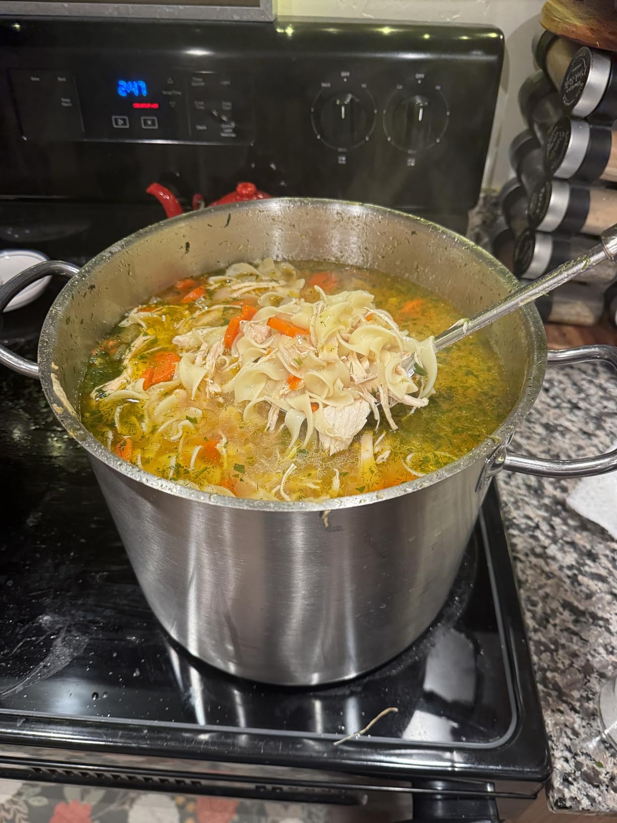 Amazon Basics 12 Quarts Stainless Steel Aluminum-Clad Stock Pot with Cover, Induction Compatible, Dishwasher Safe, Oven Safe, Even Heating, Soup and Pasta Pot customer photo 1