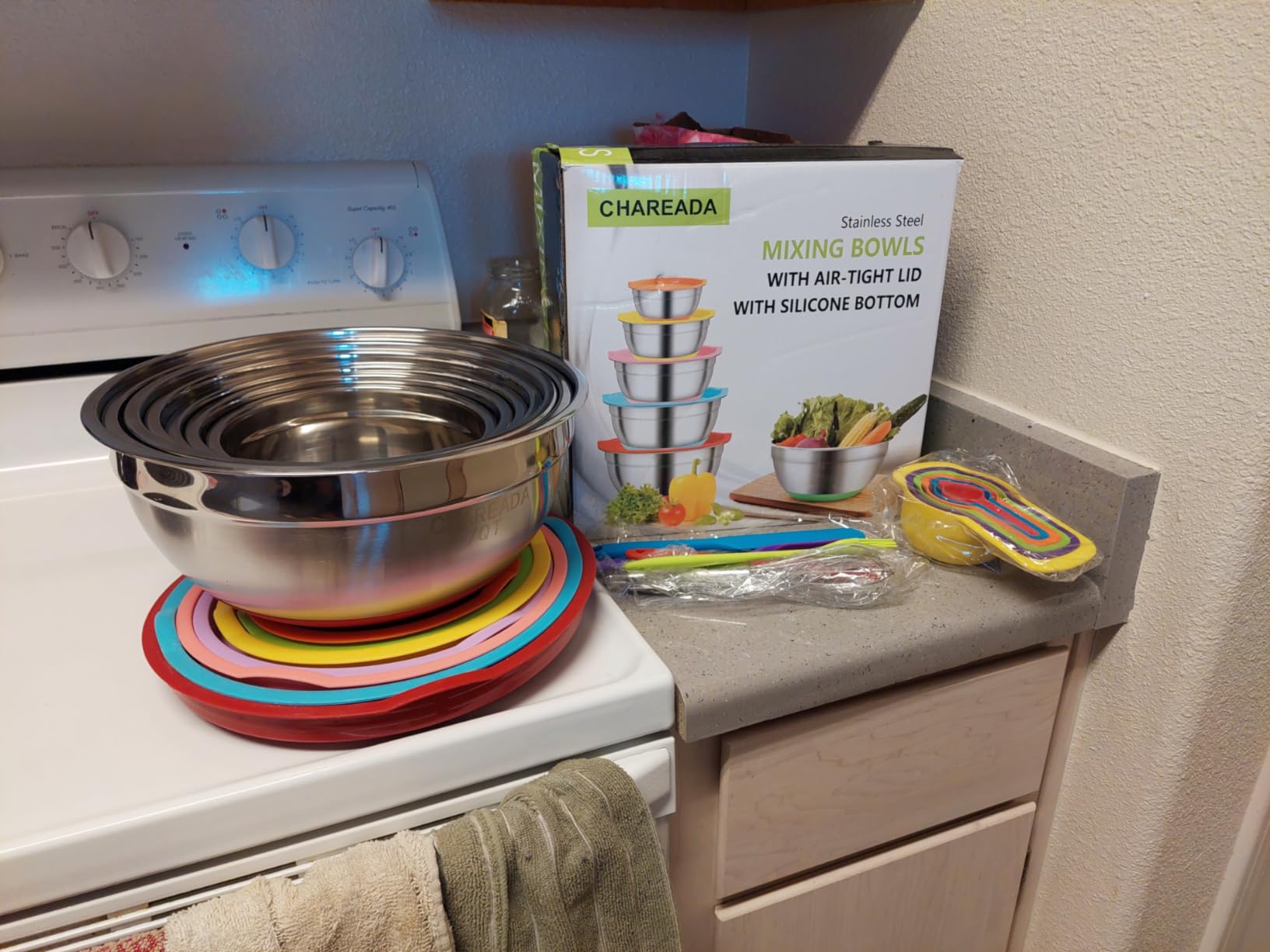 CHAREADA Mixing Bowls with Airtight Lids, 18pcs Stainless Steel Nesting Mixing Bowls Set Non-slip Silicone Bottom, Size 4.5, 3.6, 2.7, 2.1, 1.7, 1.1, 0.7 qt, Fit for Mixing & Serving(Colorful) customer photo 1
