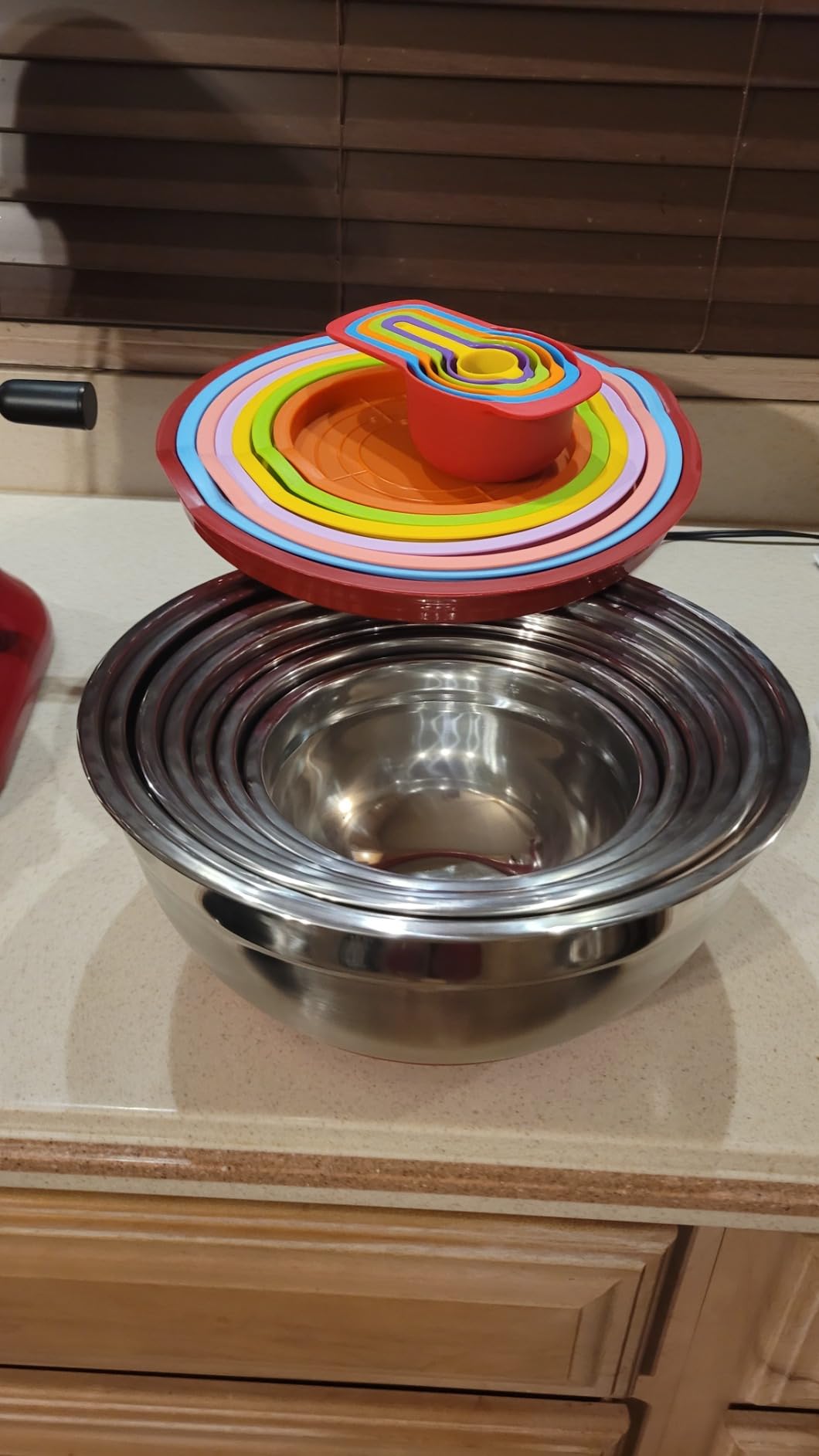 CHAREADA Mixing Bowls with Airtight Lids, 18pcs Stainless Steel Nesting Mixing Bowls Set Non-slip Silicone Bottom, Size 4.5, 3.6, 2.7, 2.1, 1.7, 1.1, 0.7 qt, Fit for Mixing & Serving(Colorful) customer photo 2