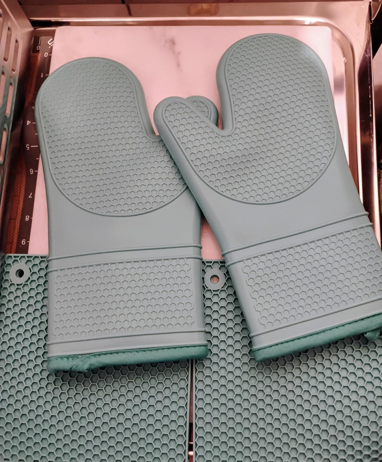 GORILLA GRIP BPA-Free Soft Silicone Oven Mitts and Pot Holders Sets of 4, Heat Resistant Waterproof Cooking Gloves, Thick Cotton Lining, Flexible Gripping for Baking Grilling, Kitchen Trivets, Black customer photo 1