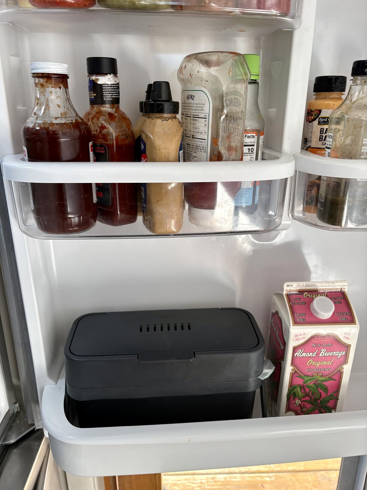 Joseph Joseph Compo Mountable Food Waste Caddy, Easy-Fill with Adjustable Air Vent Compost Bin, 4 Liters/1 Gallon, Graphite customer photo 1