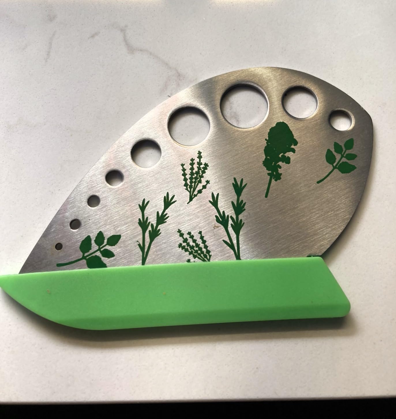 Herb Stripper, Jiaedge Green 9 holes Stainless Steel Kitchen Herbs Leaf Stripping Tool, Metal Herb Peeler for Kale, Collard Greens, Thyme, Basil, Rosemary Stripper customer photo 1