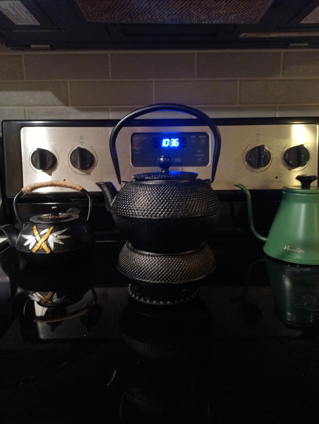 Velaze Cast Iron Teapot Set,Japanese Teapot Heat Preservation with Trivet,Stainless Steel Infuser and 2 Cups,Durable Cast Iron with a Fully Enameled Interior,Beautiful Hammered Design,700ML/23oz customer photo 2