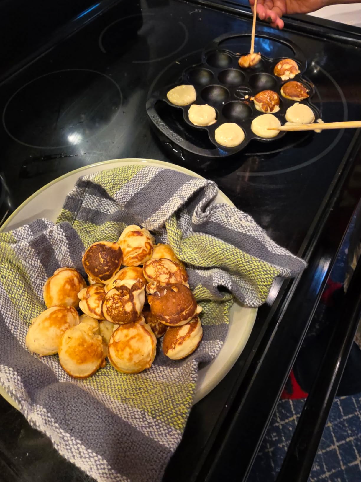Victoria Cast Iron Poffertjes Dutch Pancake Pan with Loop Handles, Preseasoned with Flaxseed Oil, Made in Colombia customer photo 1