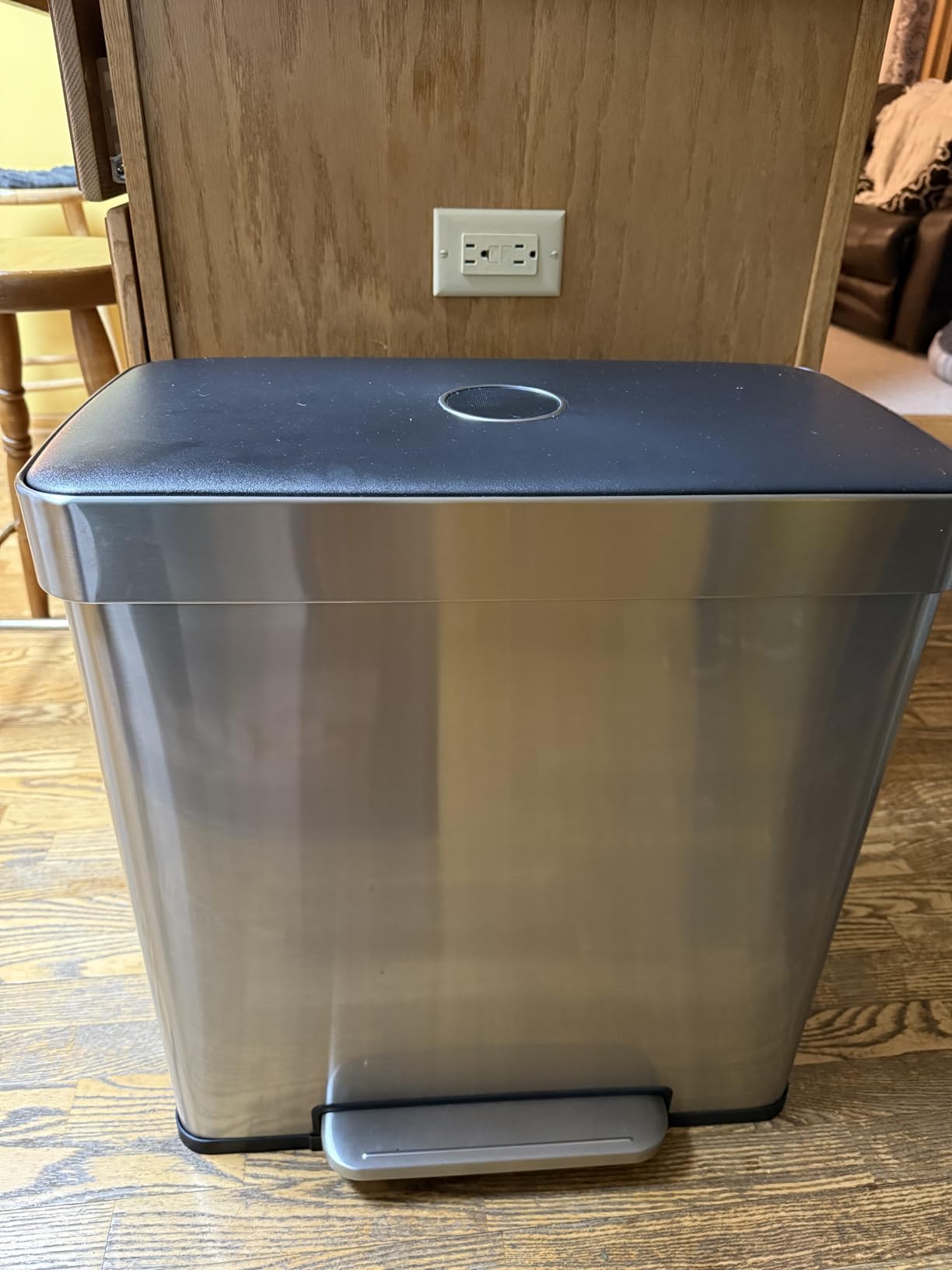 Amazon Basics Dual Compartment Recycling Trash Can with Soft-Close Lid, Fingerprint Resistant, Removable Liner Buckets, 60 Liters customer photo 2