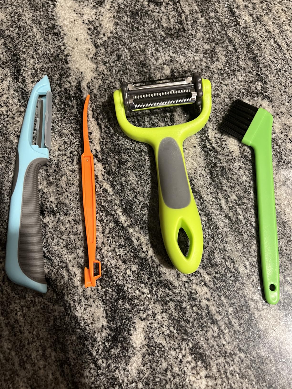 GANNK Potato Apple Vegetable Peelers for Kitchen, I and Y Peelers for Fruit Veggie Potatoes Carrot Cucumber, 3 in 1 Blade Spin Design With Julienne Function customer photo 2