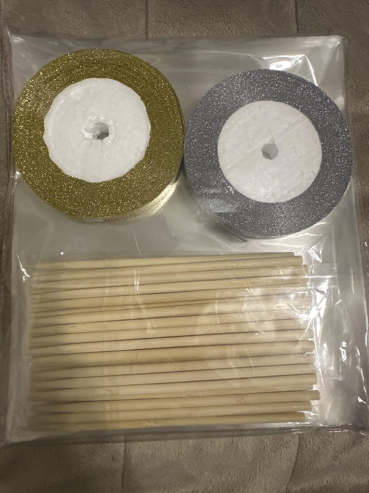 Ocmoiy DIY Candy Apple Kits - 100 Pcs Sticks and Bags With 50 Yard Gold and Silver Glitter Ribbons for Large Caramel Apple Lollipop Making Packaging Supplies customer photo 1