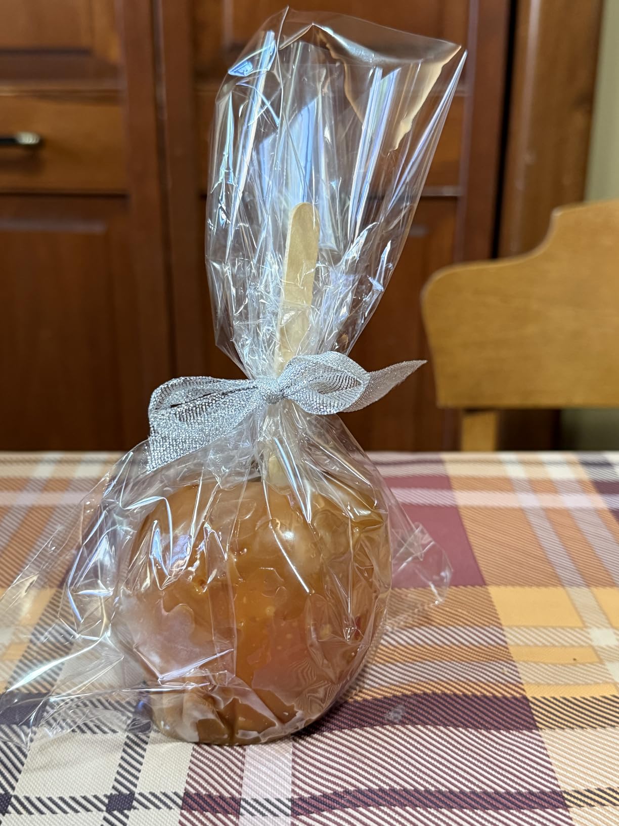 Ocmoiy DIY Candy Apple Kits - 100 Pcs Sticks and Bags With 50 Yard Gold and Silver Glitter Ribbons for Large Caramel Apple Lollipop Making Packaging Supplies customer photo 2