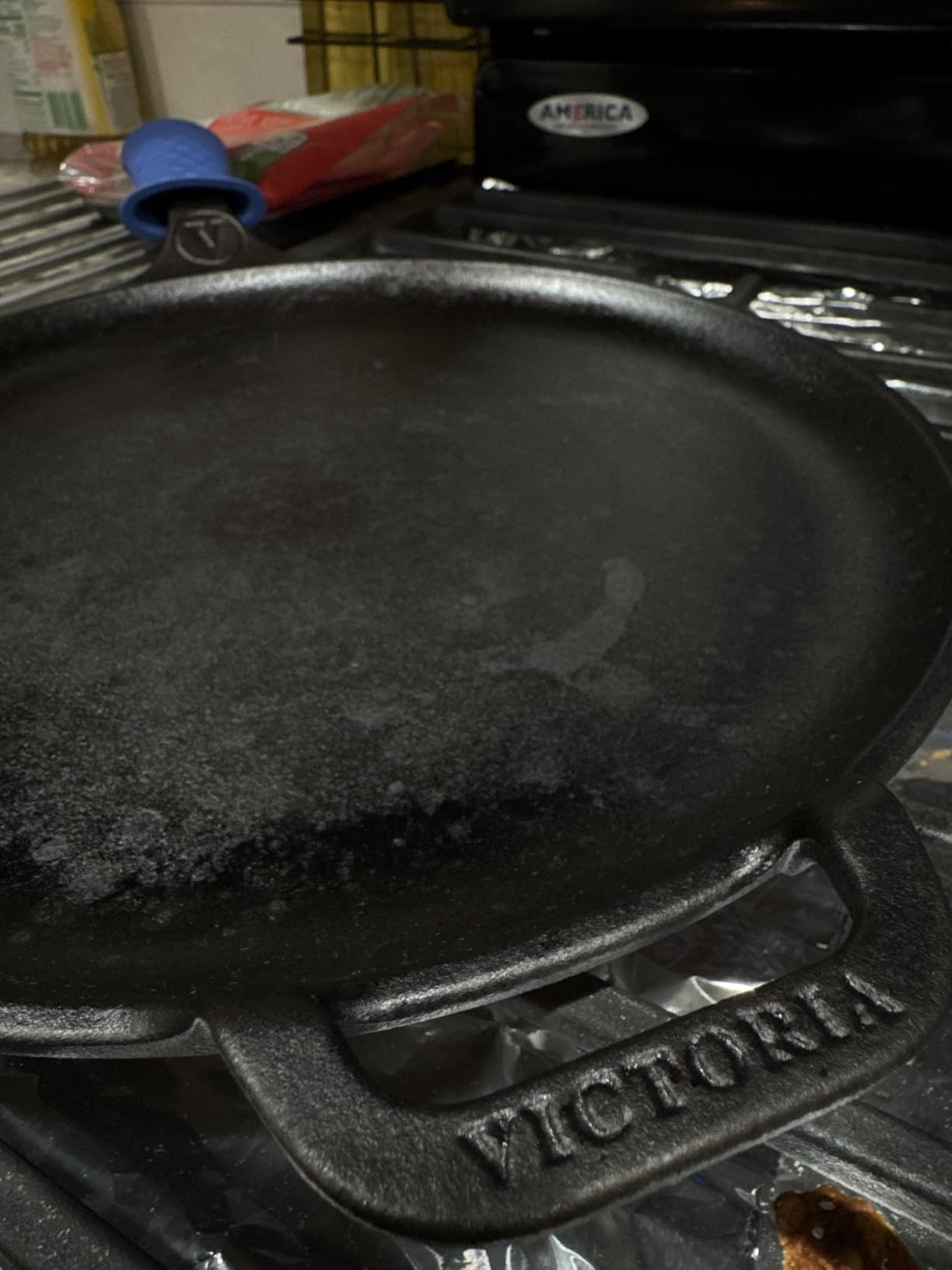Victoria 10-Inch Cast Iron Comal Pizza Pan with 2 Side Handles, Preseasoned with Flaxseed Oil, Made in Colombia, Black customer photo 1