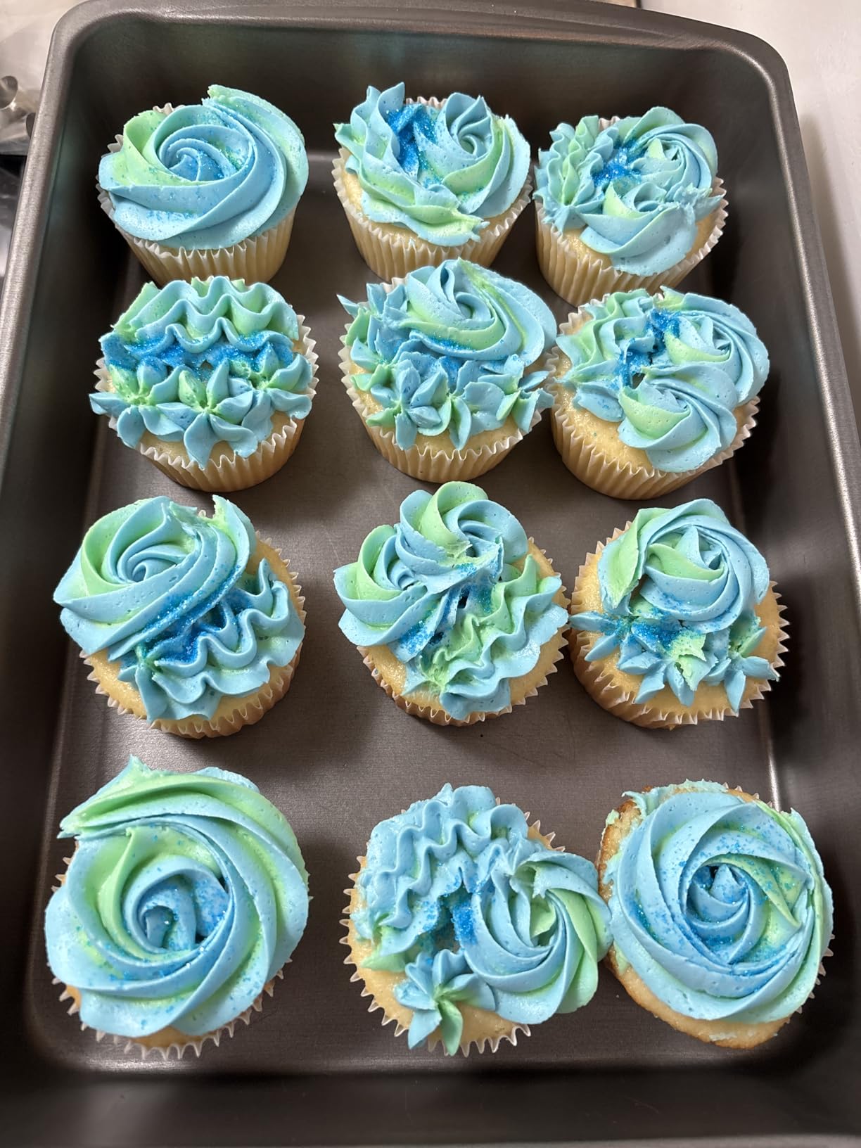 Russian Piping Tips Set with 7 Flower Icing Tips & 2 Leaf Pastry Tips Nozzles for Frosting Cookie Cupcake Cake Decorating customer photo 1