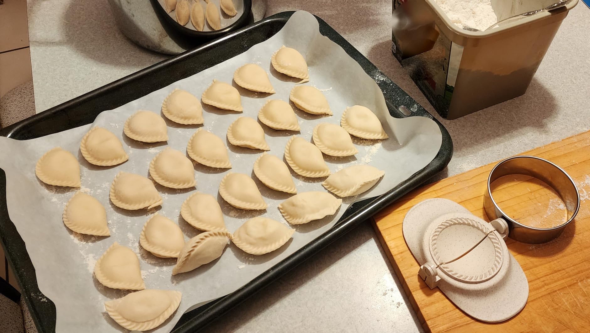 Dumpling Maker, Empanadas press mold maker Set with Dough Cutter, Dumpling Mold Set for Pierogi, Pastelitos, Calzone, Turnovers, Chinese Dumpling White 3sizes (4
