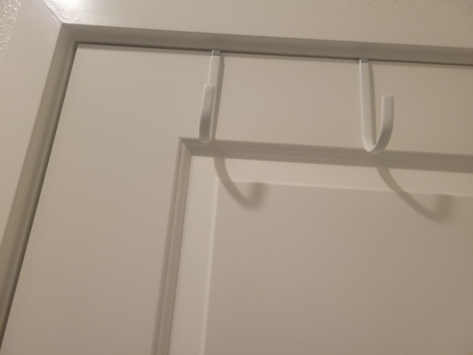 FYY Over The Door Hooks, 4 Pack Hangers Hooks with Rubber Prevent Scratches Heavy Duty Organizer for Living Room, Bathroom, Bedroom, Kitchen Hanging Clothes, Towels, Hats, Coats, Bags White customer photo 2