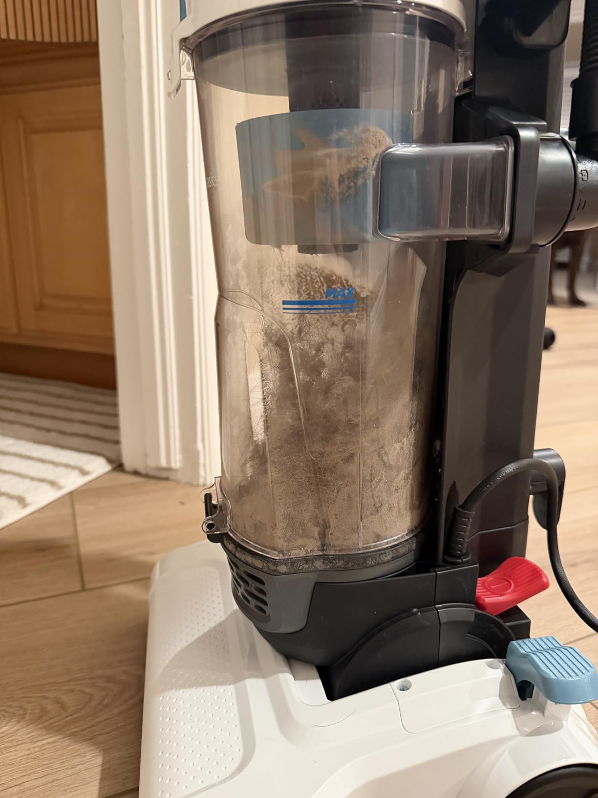 Amazon Basics Upright Bagless Vacuum Cleaner for Carpet and Hard Floors, Washable Filter, Crevice and Upholstery Tools, Detachable Handle, Lightweight, 1.7L Dust Cup, 25ft Cord, Black/White customer photo 2