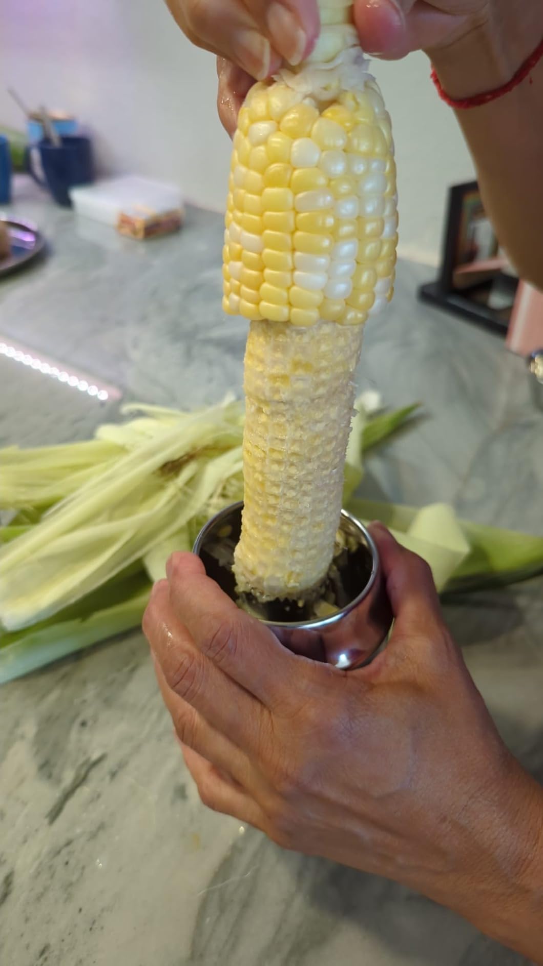 YYP Corn Cutter Peeler, Corn Cob Stripper with Cup [No Splatters or Mess], 304 Stainless Steel Corn on the Cob Remover Kitchen Tool, Corn Kernel Shucker Separator Slicer with Serrated Sharp Blade customer photo 2